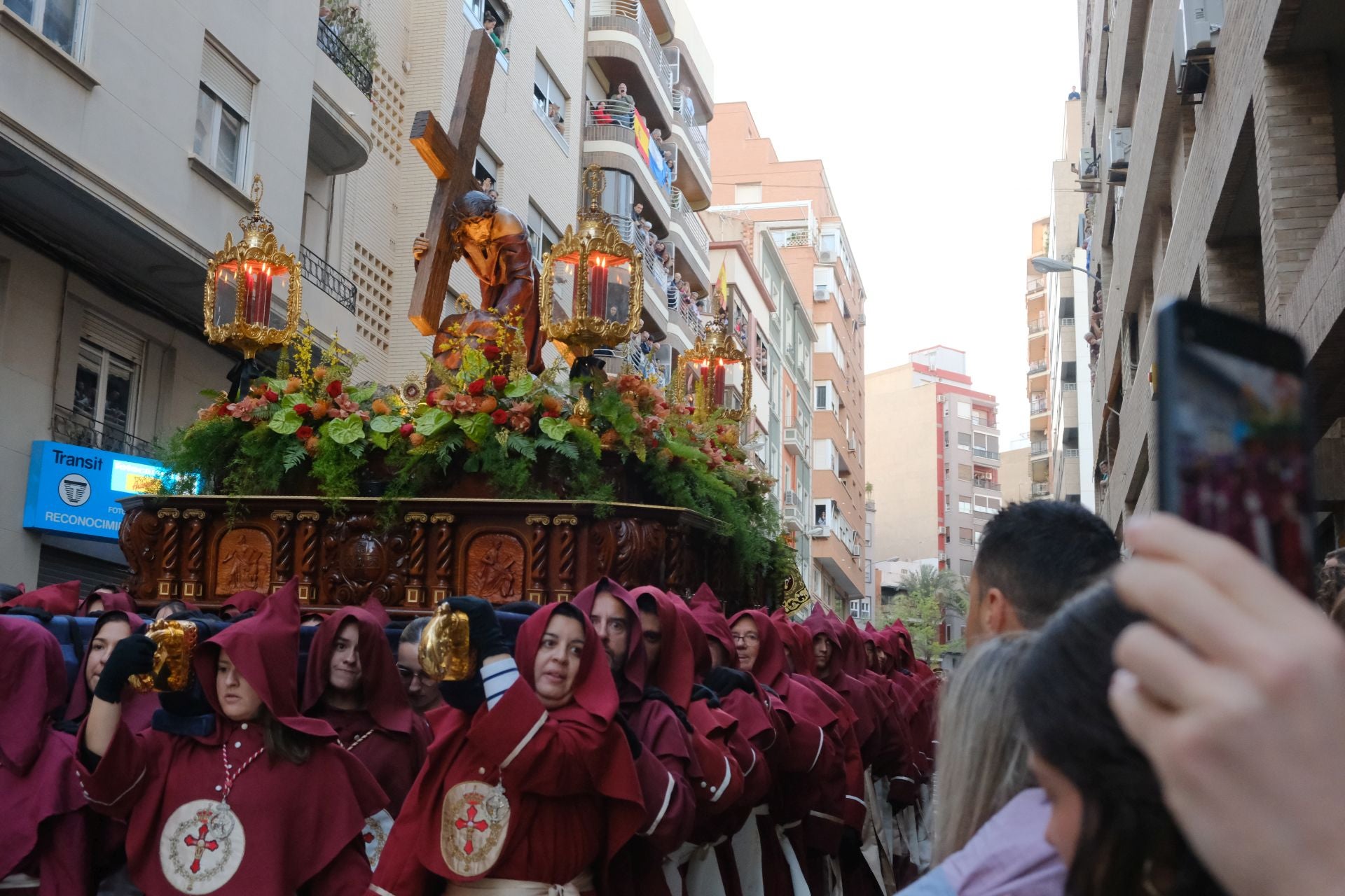 El paso más grande de España emociona a la Semana Santa de Alicante