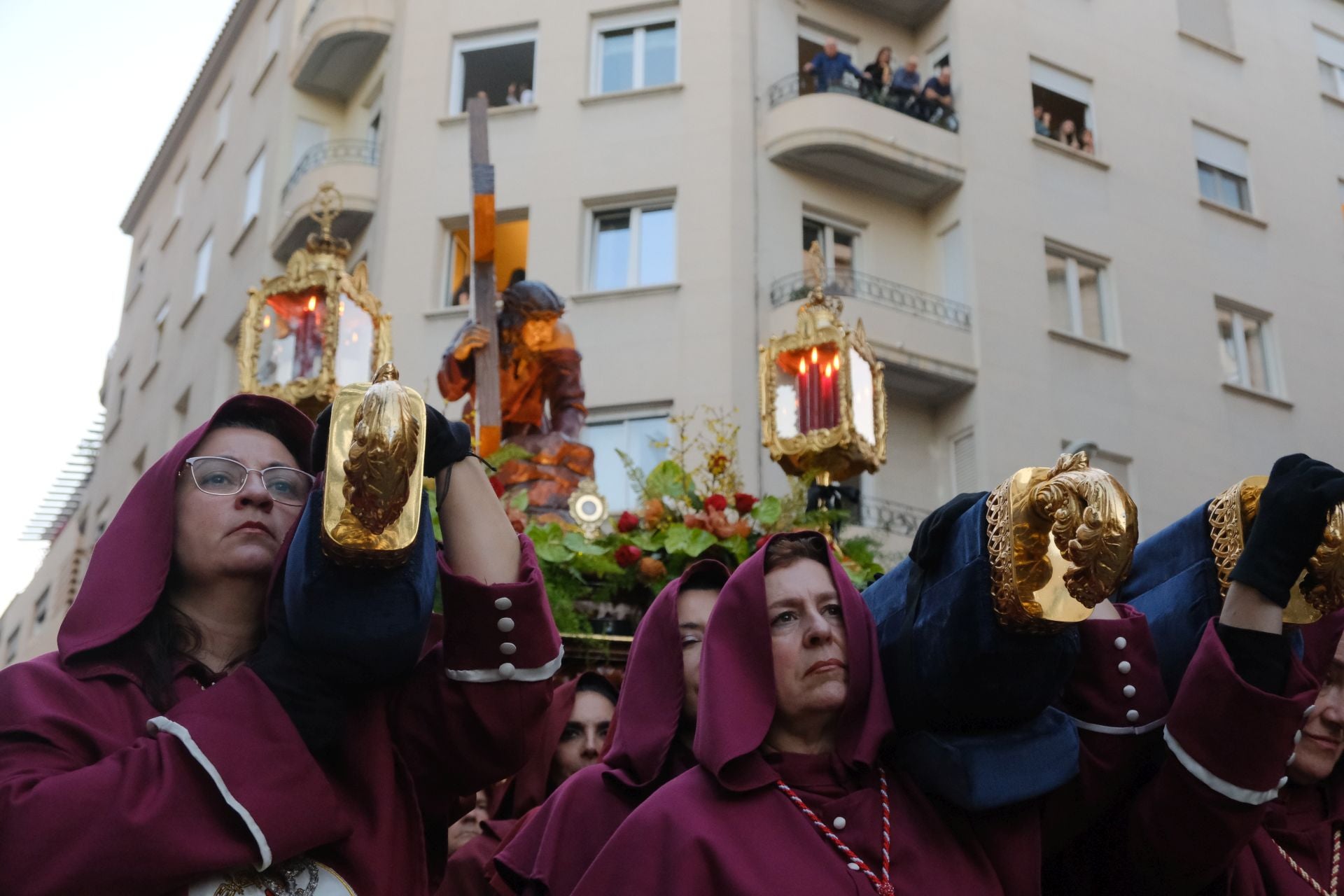 El paso más grande de España emociona a la Semana Santa de Alicante