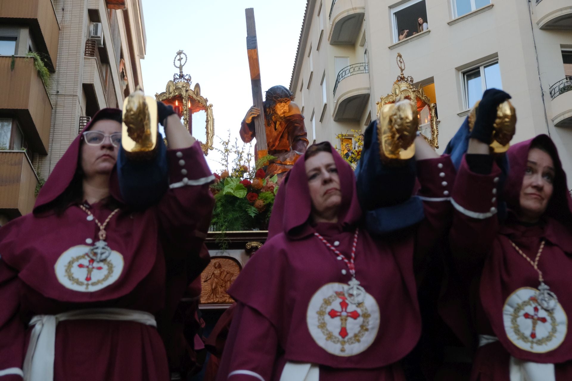 El paso más grande de España emociona a la Semana Santa de Alicante