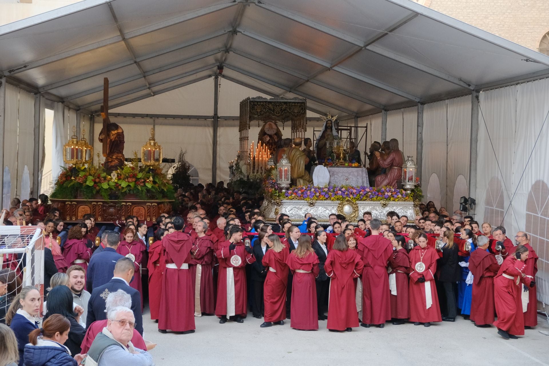 El paso más grande de España emociona a la Semana Santa de Alicante
