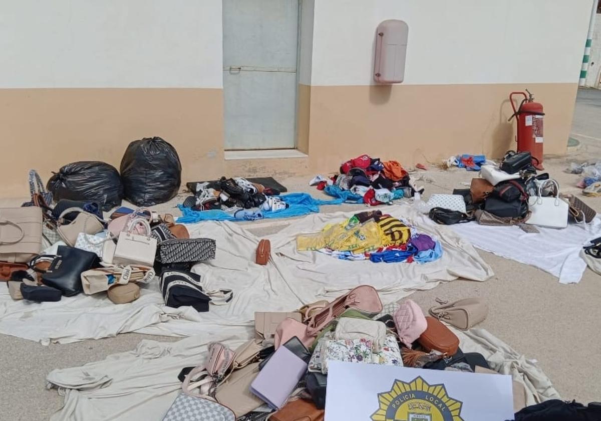 Operación contra el lucrativo negocio del 'top manta' en las playas de un municipio de Alicante