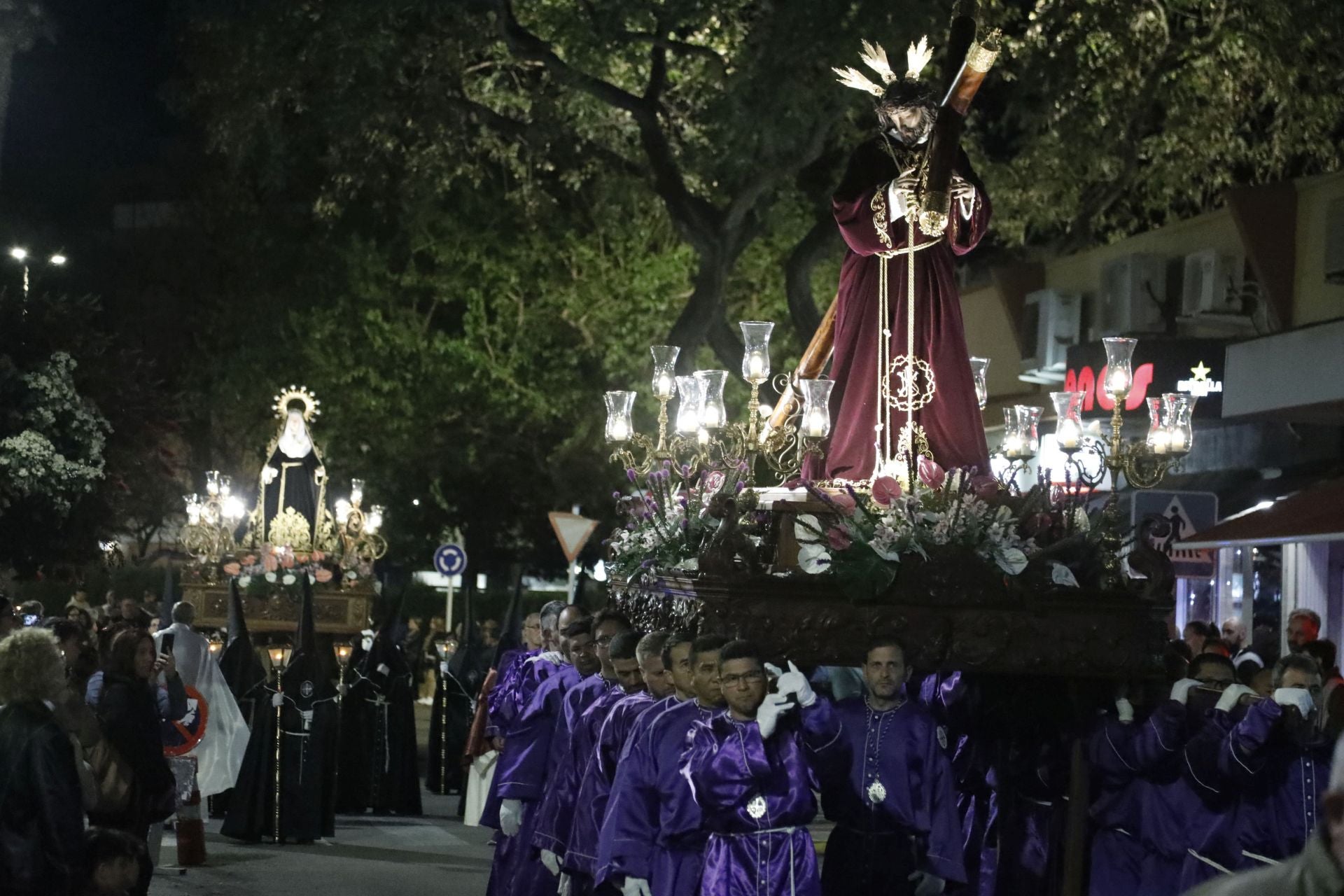 Dénia se rinde ante los pasos de la Semana Santa