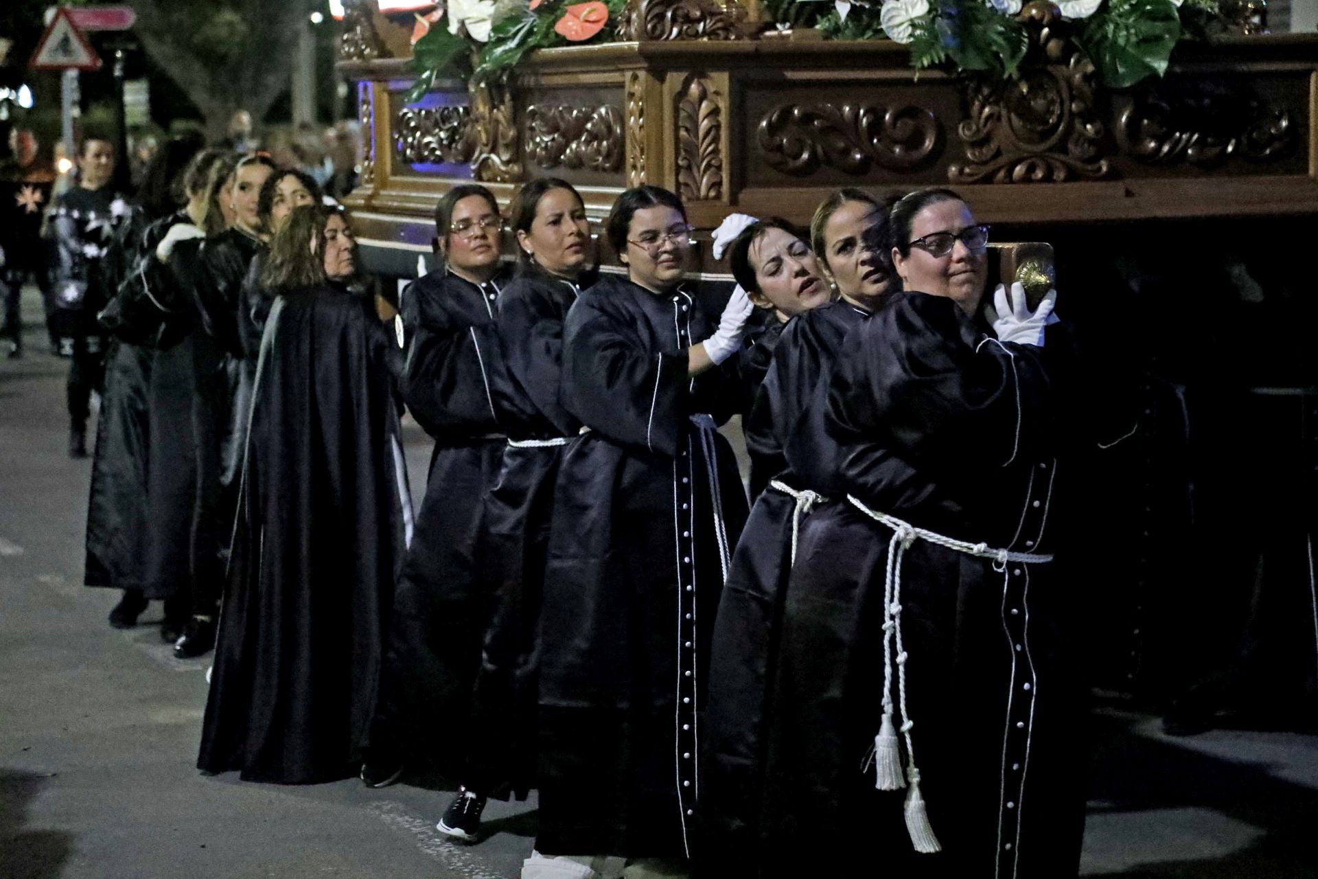 Dénia se rinde ante los pasos de la Semana Santa