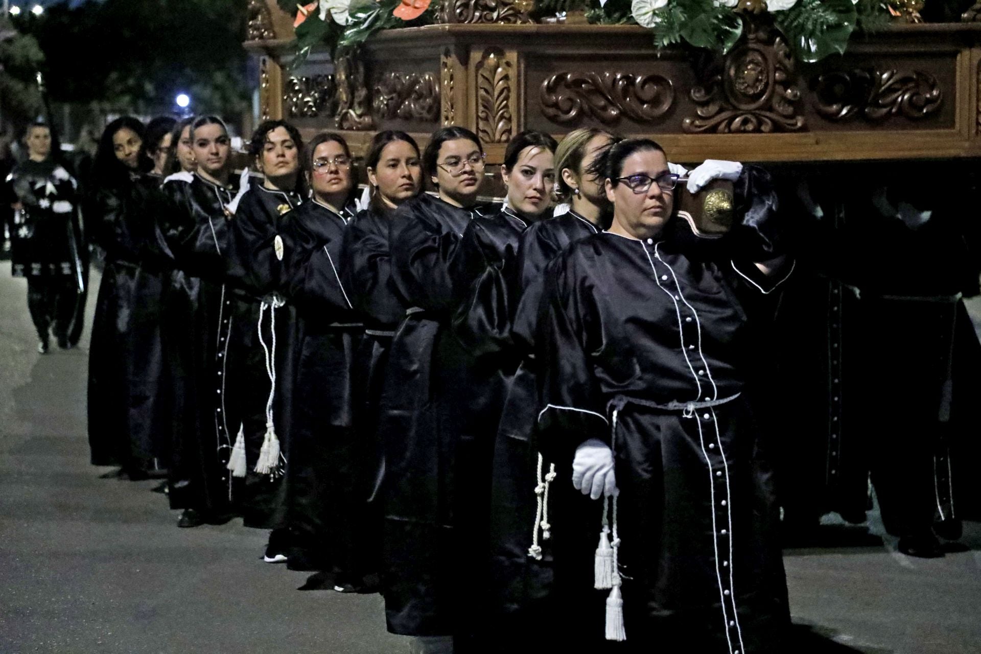 Dénia se rinde ante los pasos de la Semana Santa