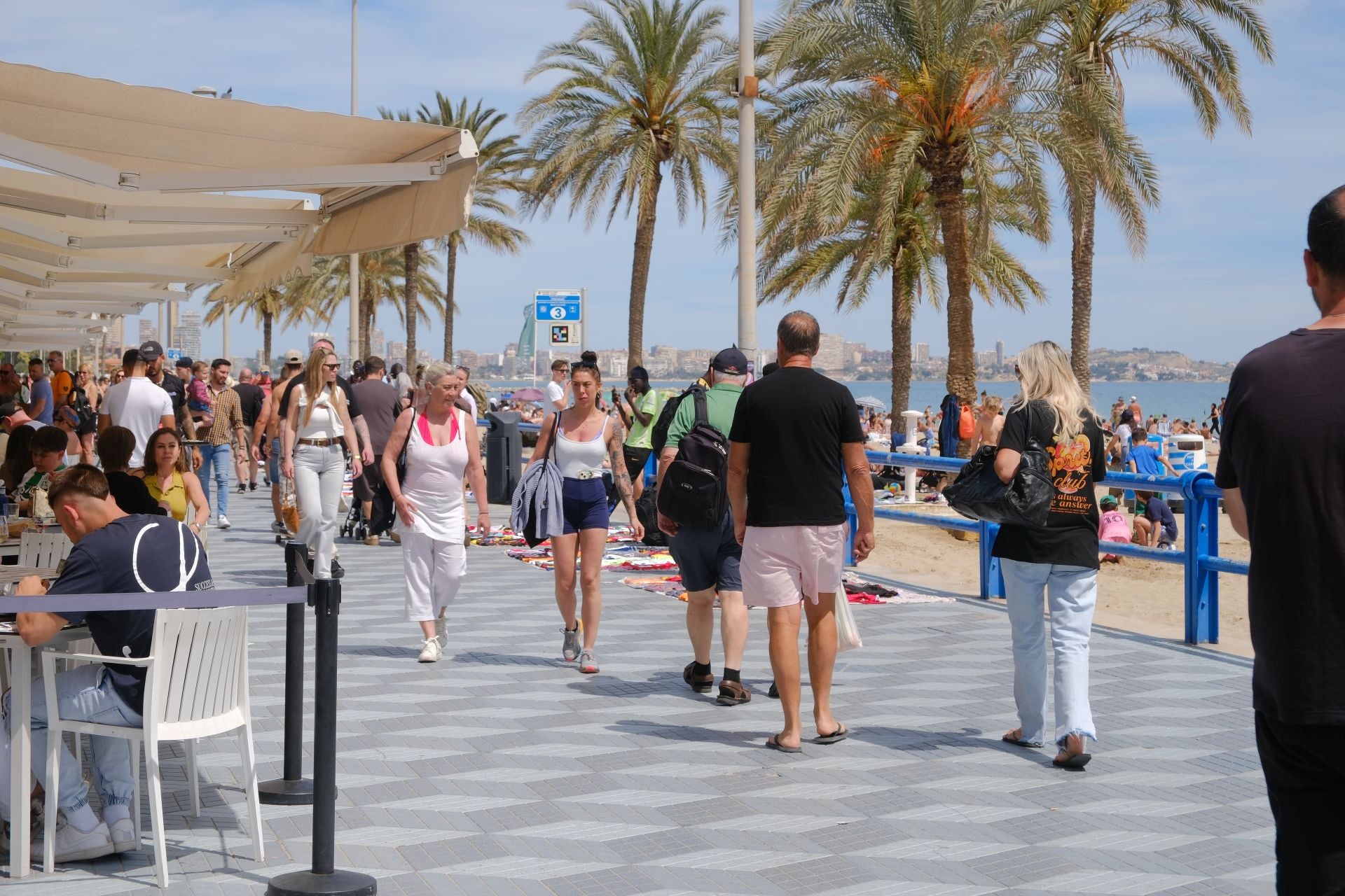 Alicante vive un Sábado Santo veraniego junto al mar