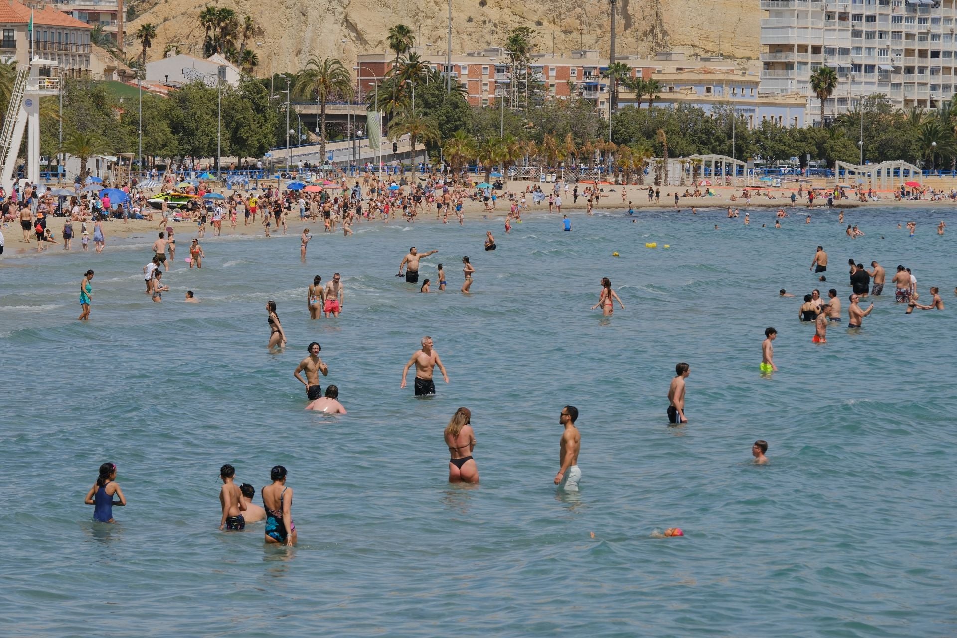 Alicante vive un Sábado Santo veraniego junto al mar