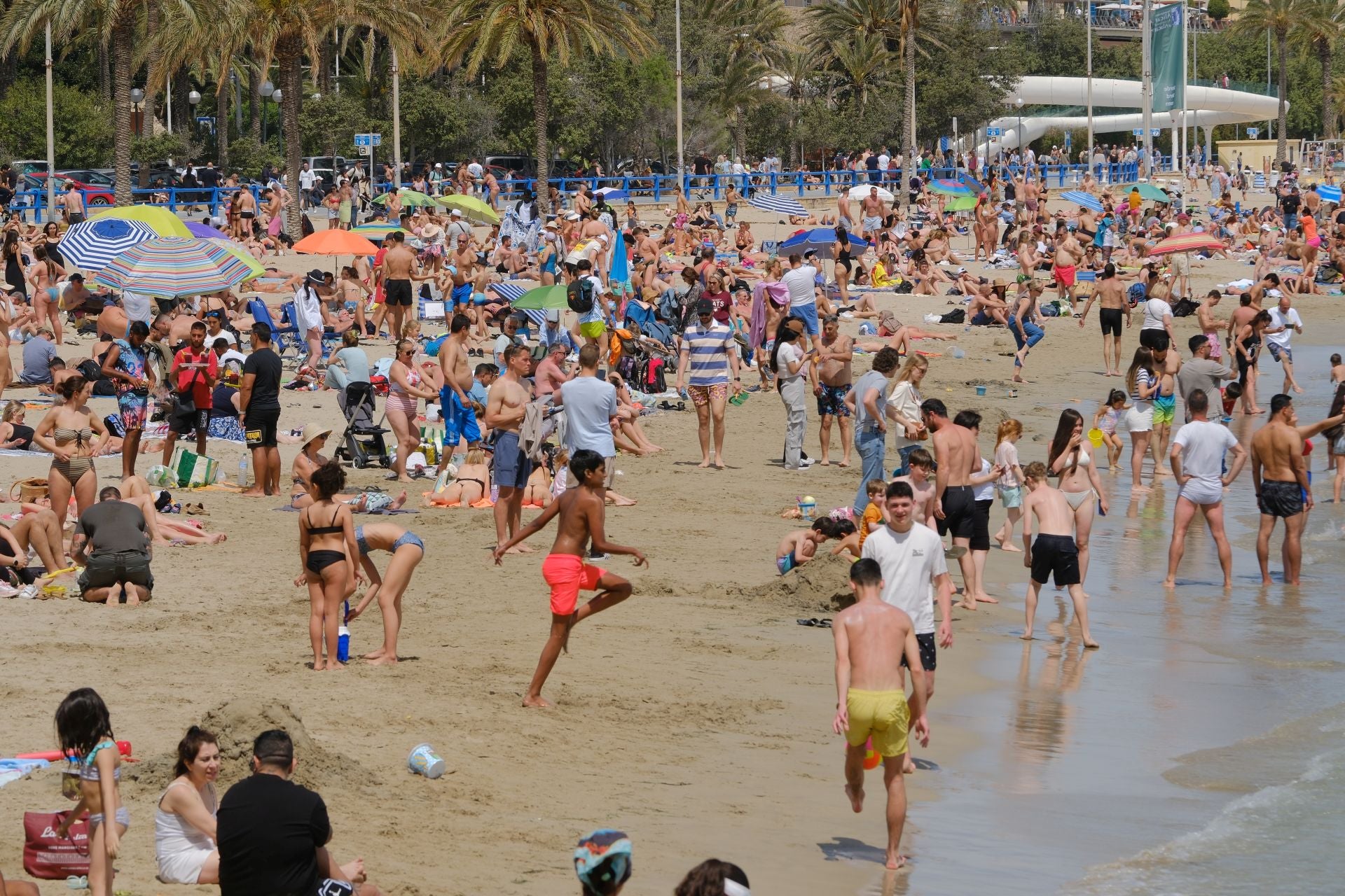 Alicante vive un Sábado Santo veraniego junto al mar