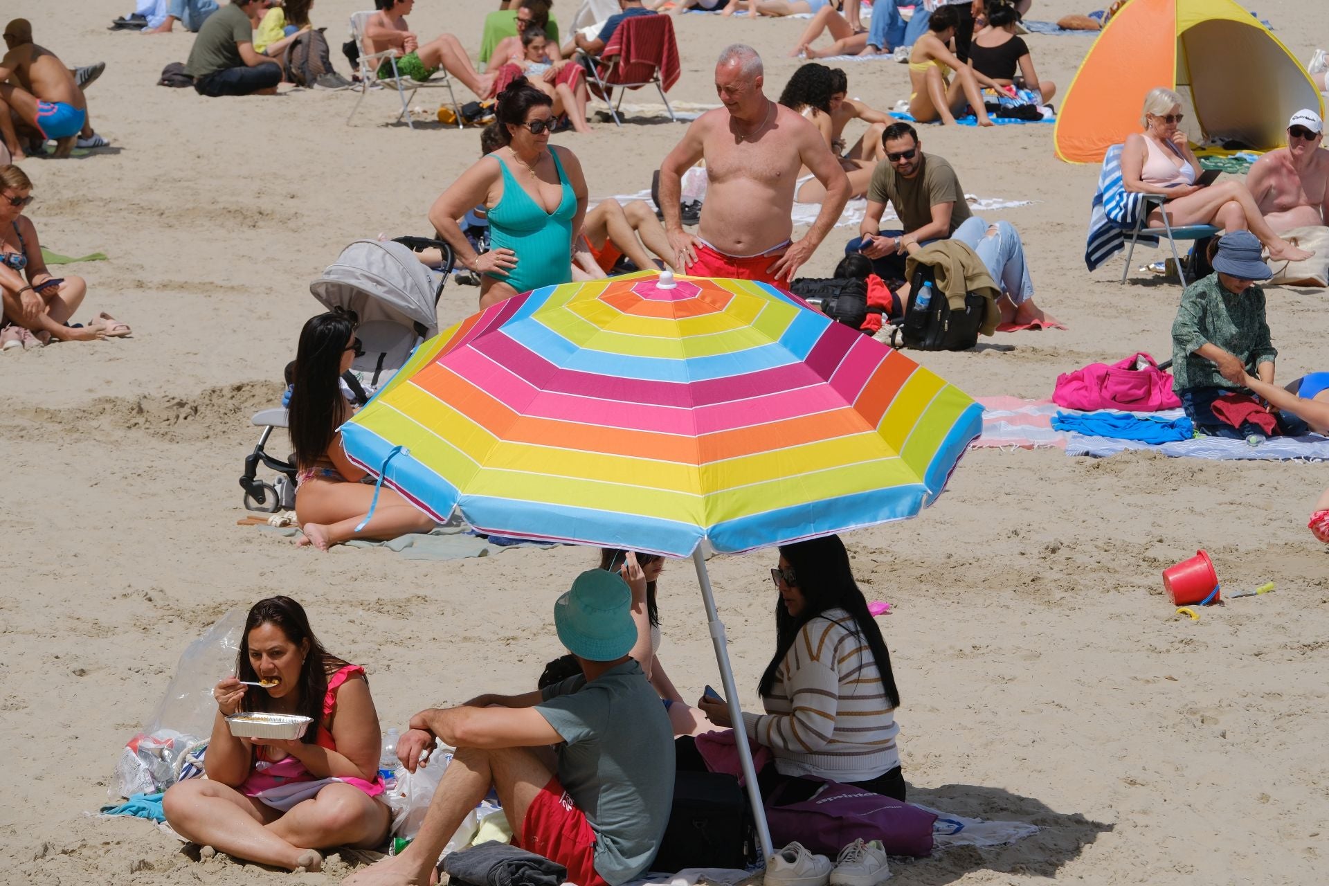 Alicante vive un Sábado Santo veraniego junto al mar