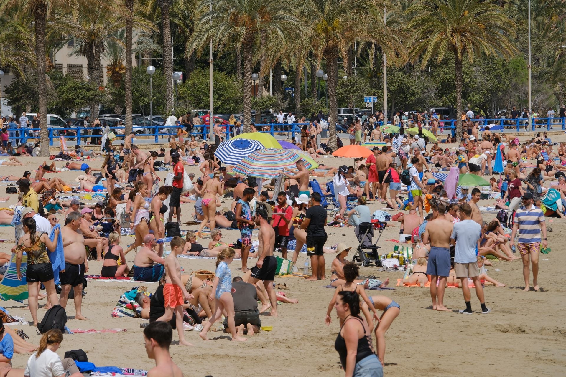 Alicante vive un Sábado Santo veraniego junto al mar