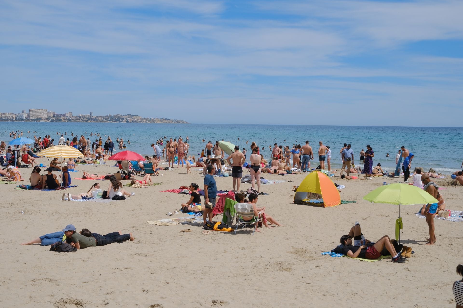 Alicante vive un Sábado Santo veraniego junto al mar