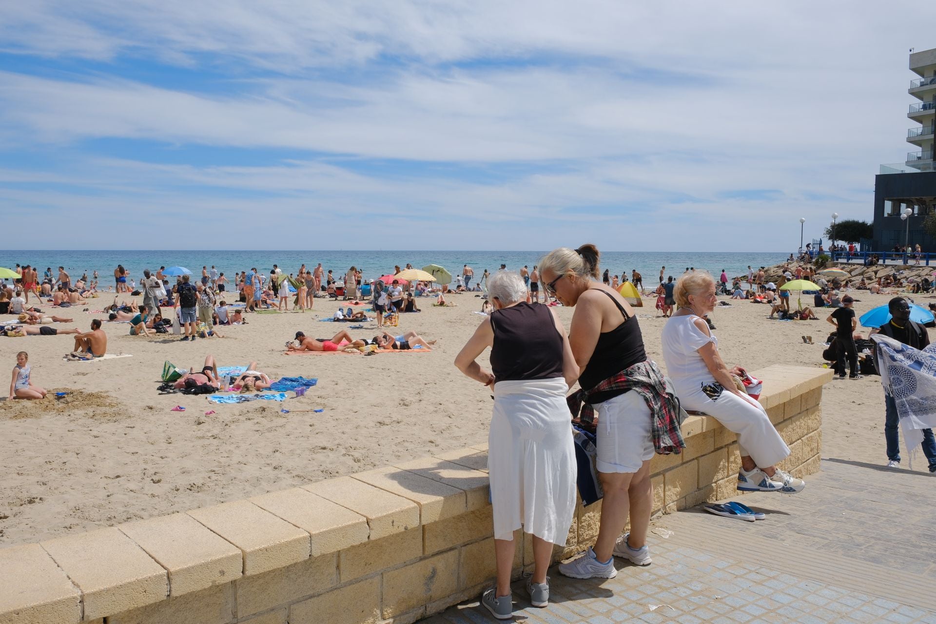 Alicante vive un Sábado Santo veraniego junto al mar