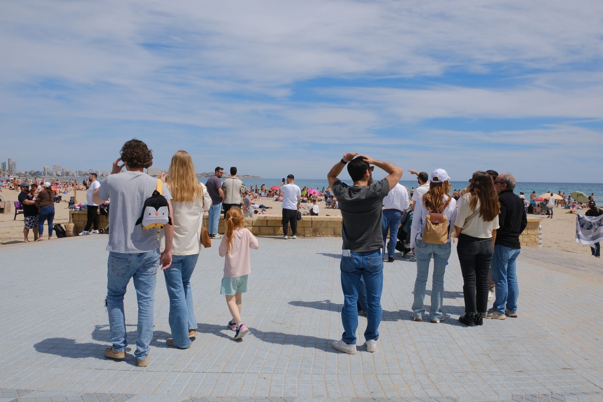 Alicante vive un Sábado Santo veraniego junto al mar