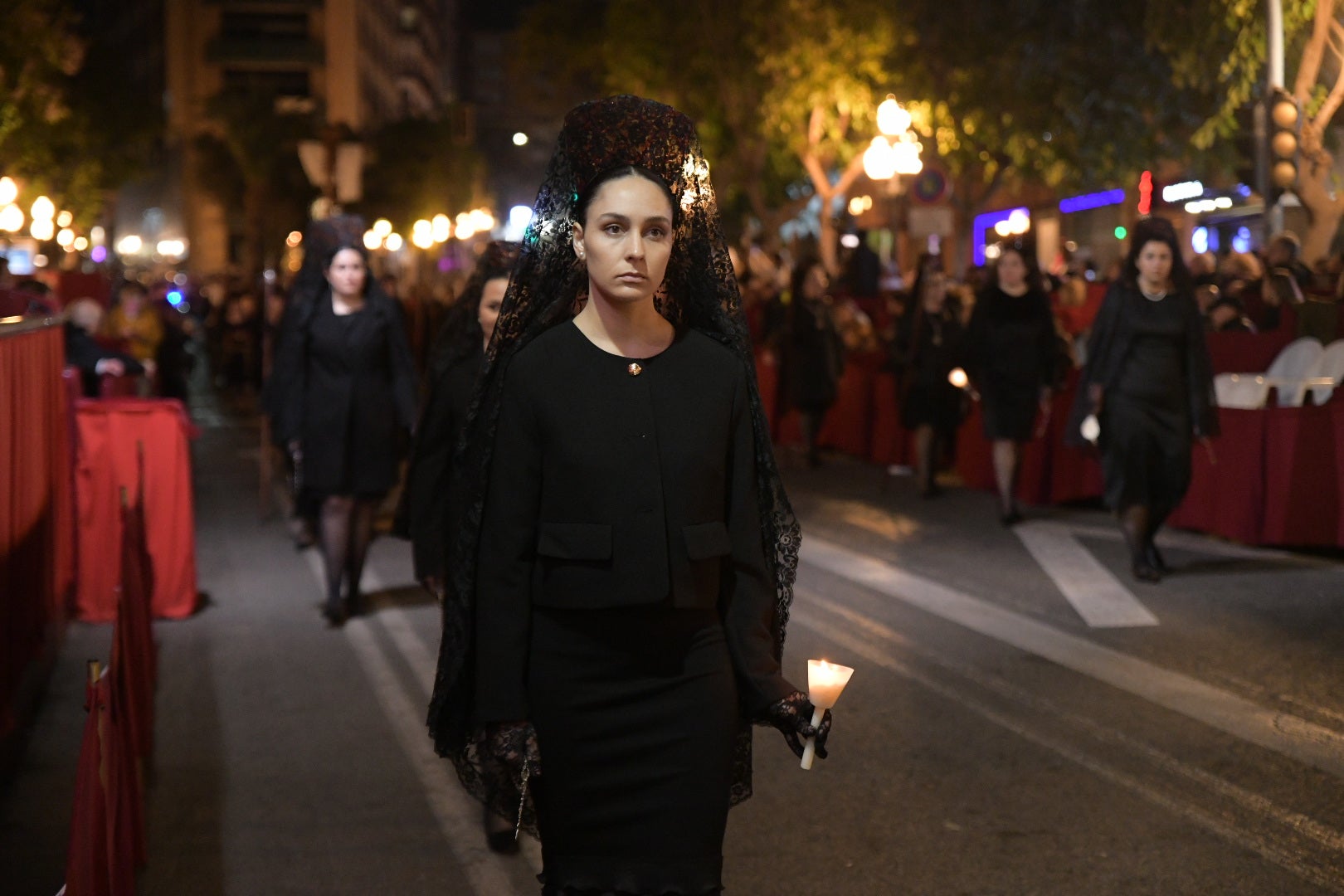 La Procesión del Santo Entierro conmueve en su recorrido por Alicante