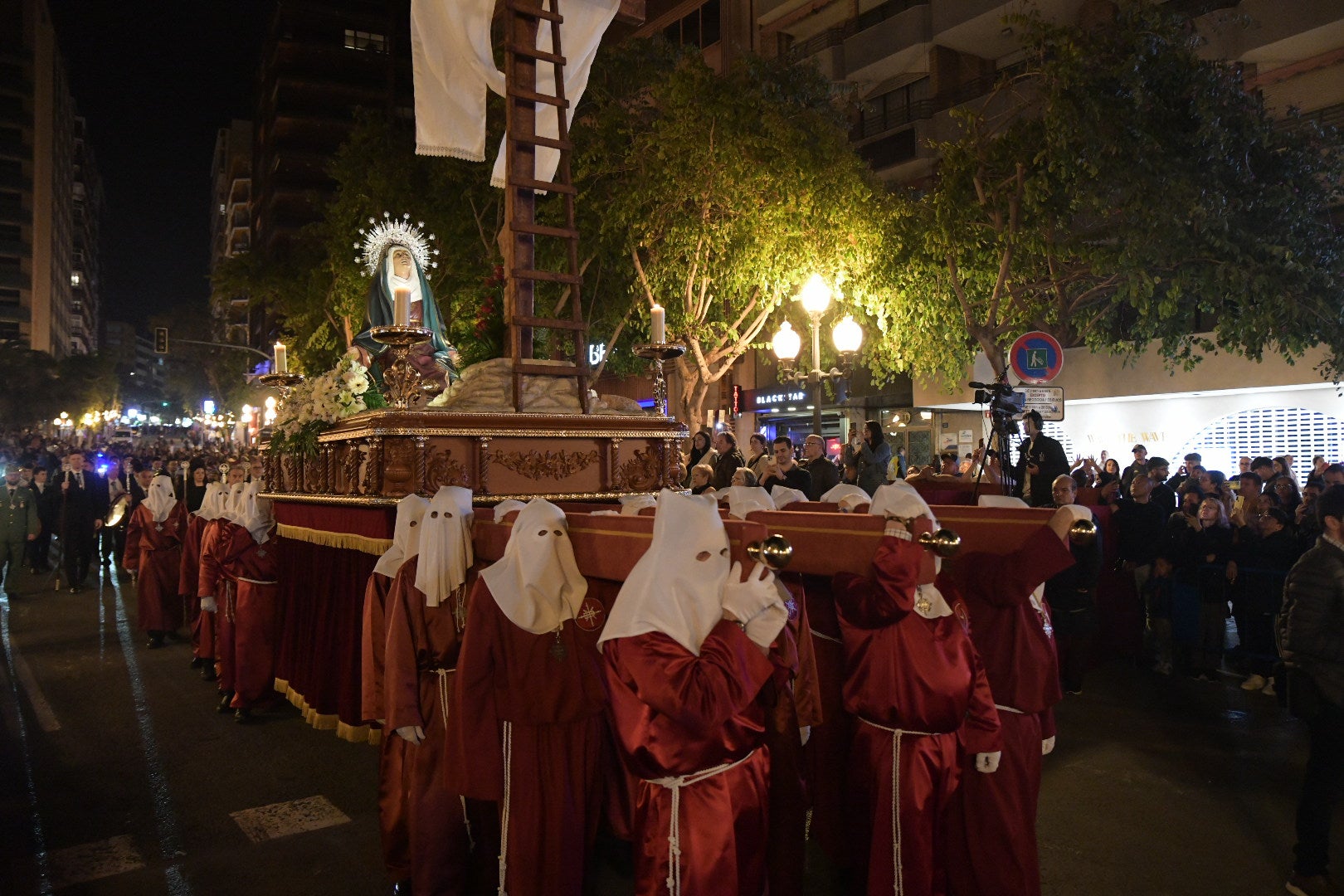 La Procesión del Santo Entierro conmueve en su recorrido por Alicante