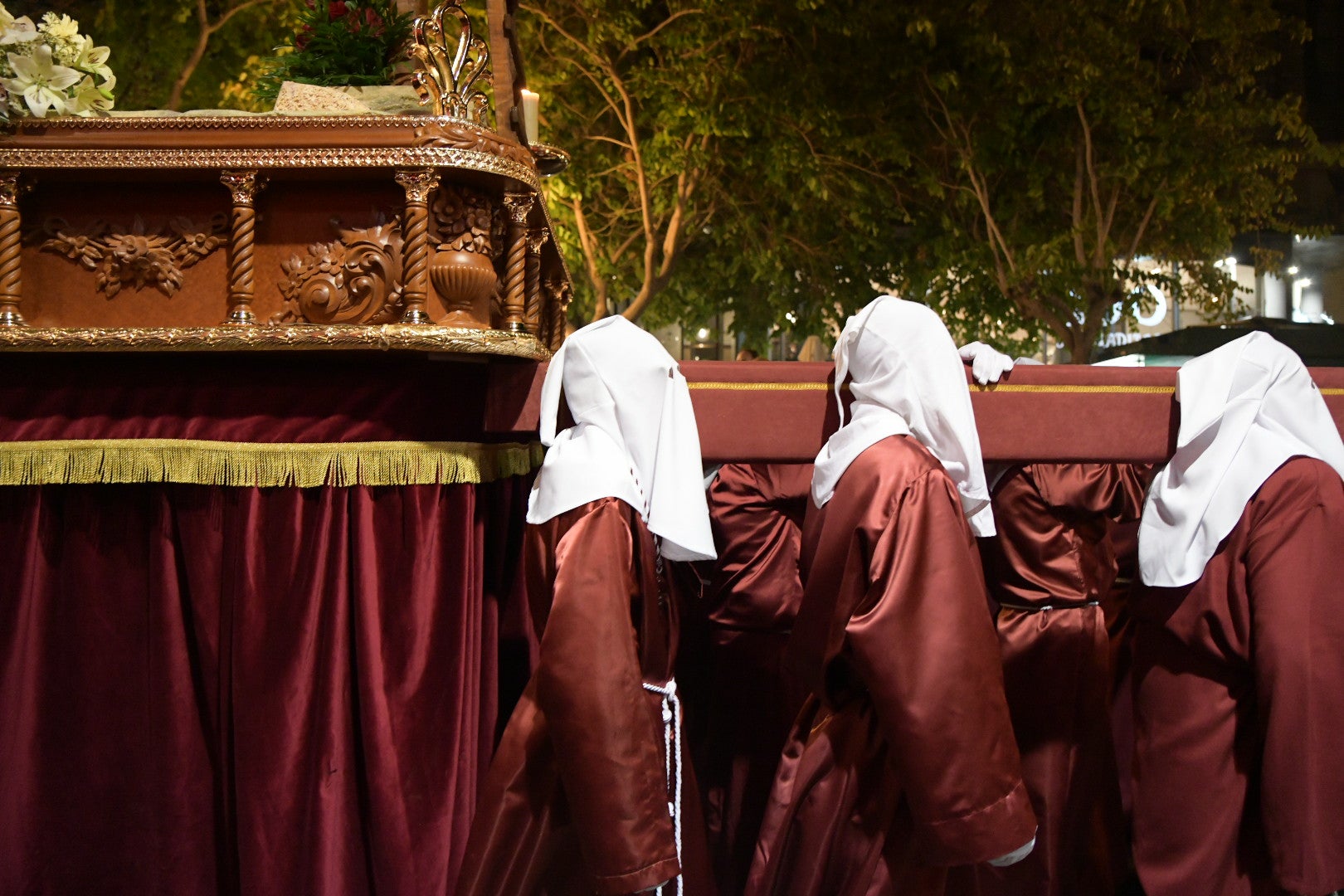 La Procesión del Santo Entierro conmueve en su recorrido por Alicante