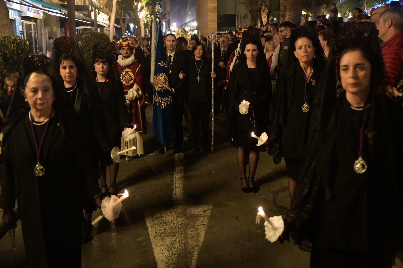 La Procesión del Santo Entierro conmueve en su recorrido por Alicante