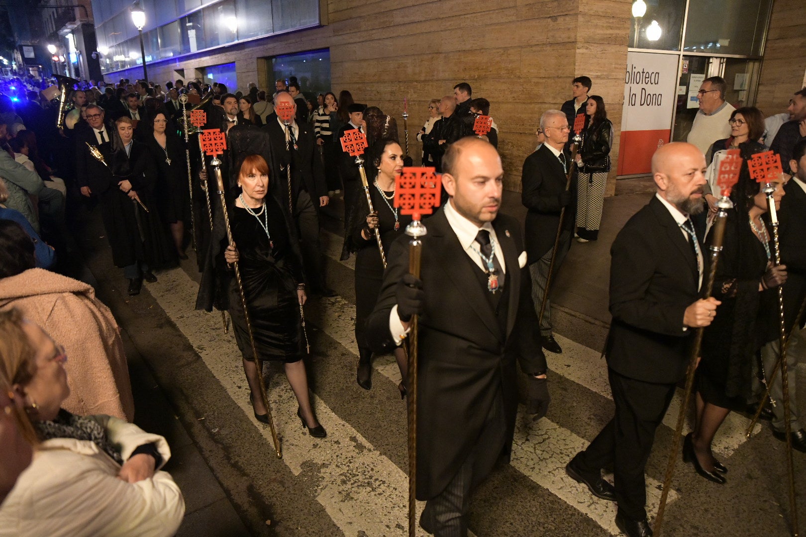 La Procesión del Santo Entierro conmueve en su recorrido por Alicante
