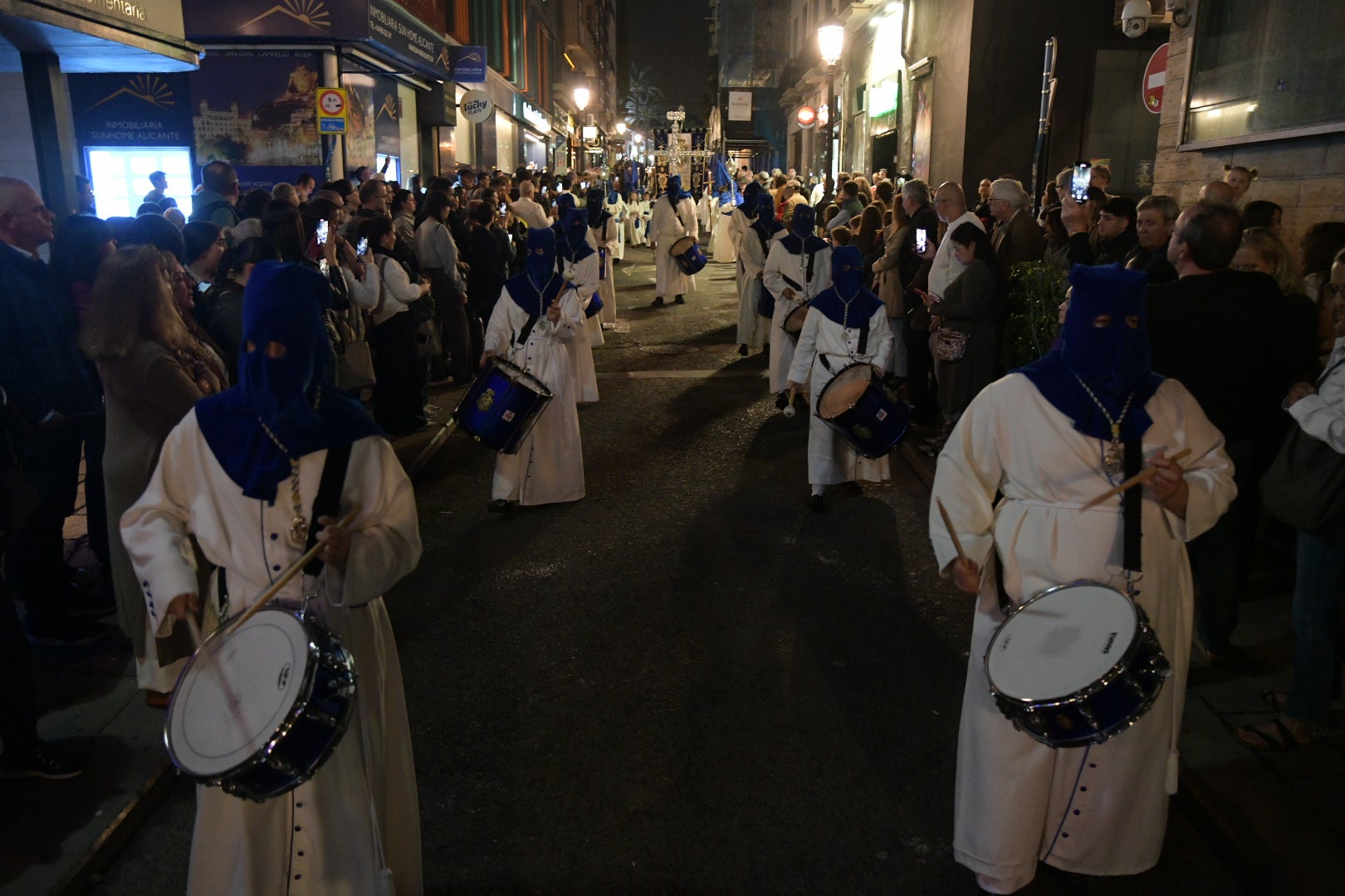 La Procesión del Santo Entierro conmueve en su recorrido por Alicante