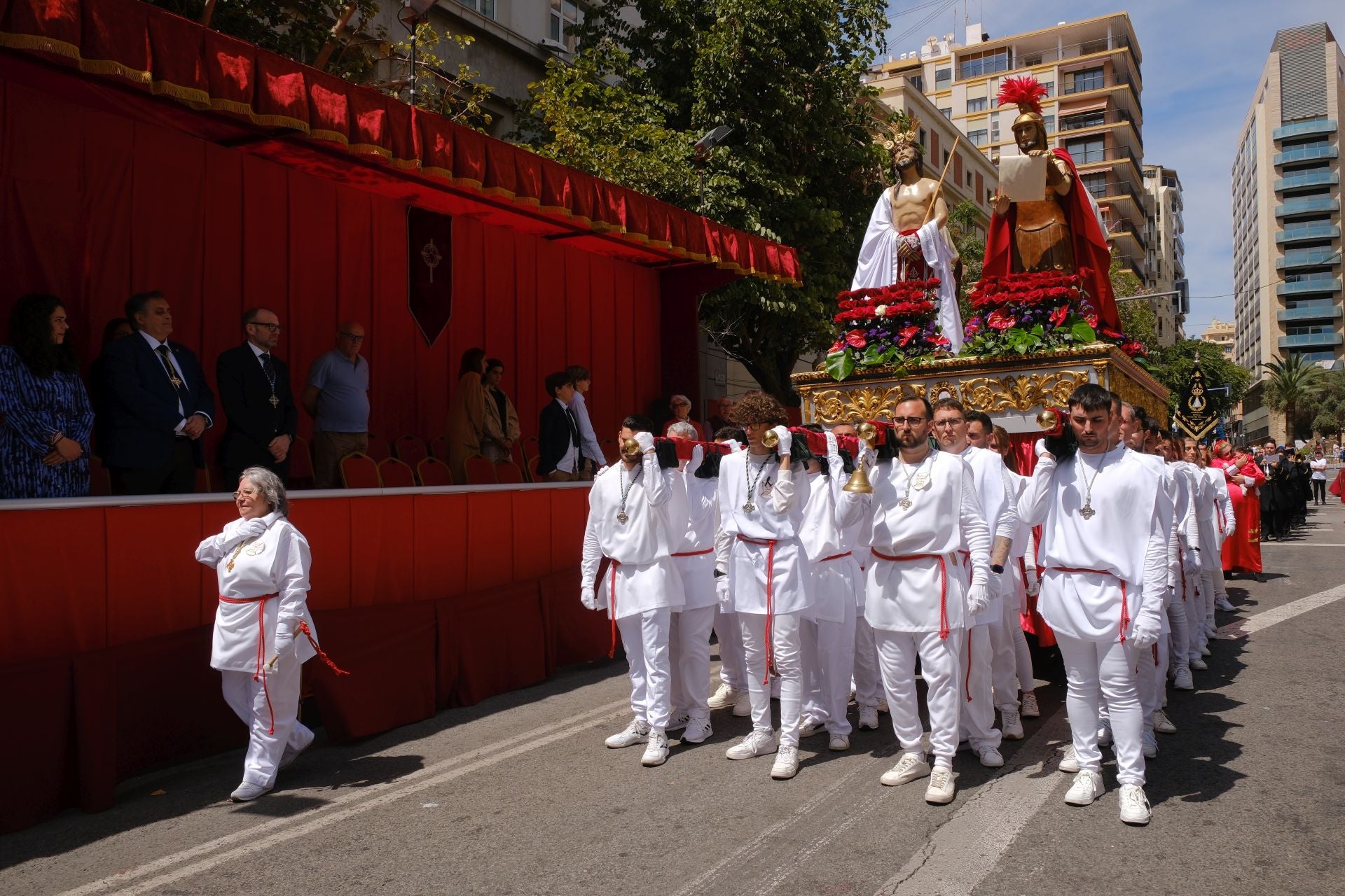 La Sentencia de Jesús llena de emoción las calles de Alicante en la mañana del Viernes Santo