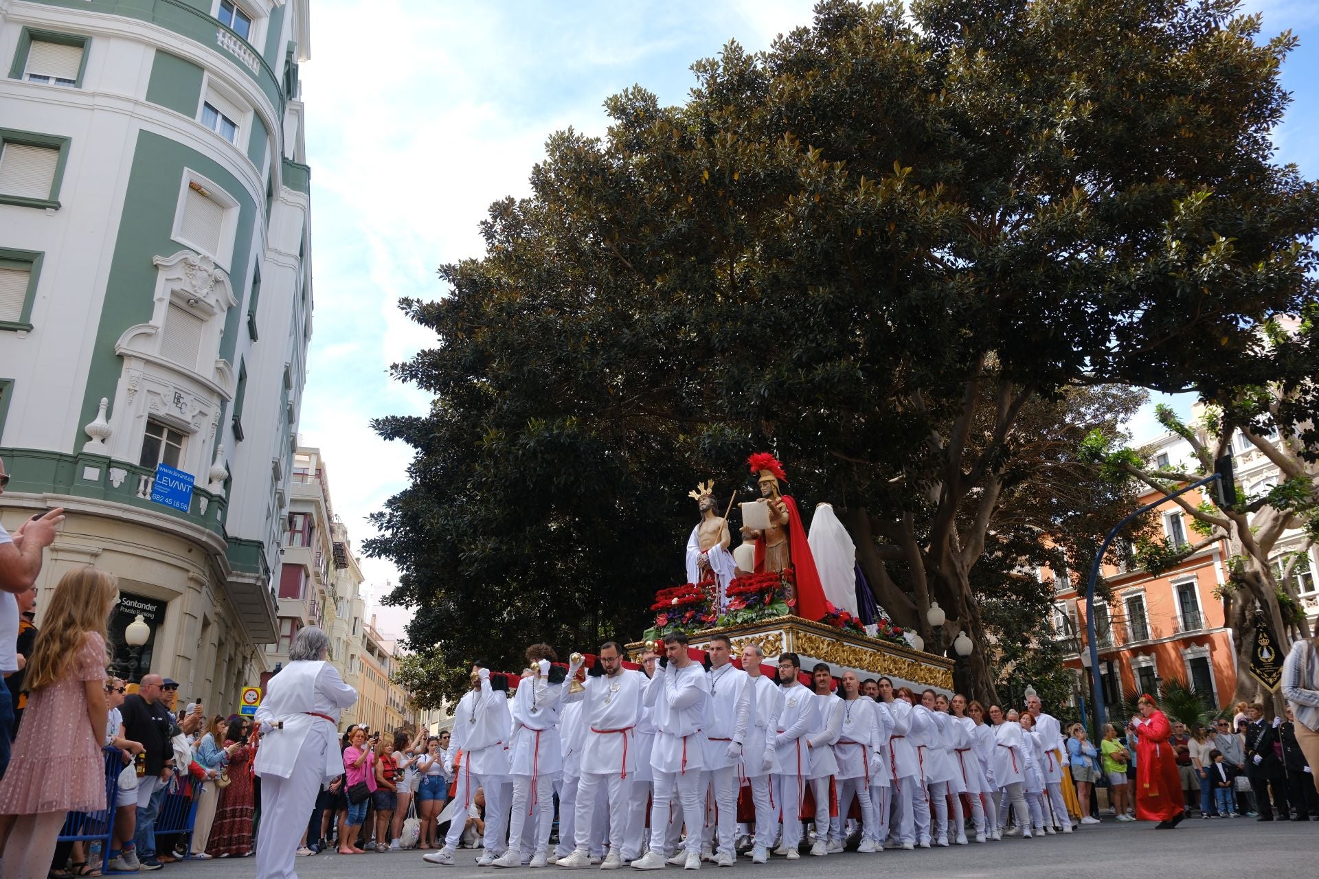 La Sentencia de Jesús llena de emoción las calles de Alicante en la mañana del Viernes Santo