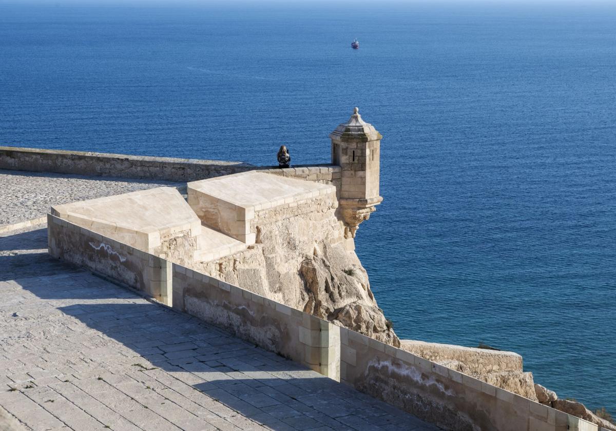 Las fuertes rachas de viento obligan a cerrar al público el Castillo de Santa Bárbara