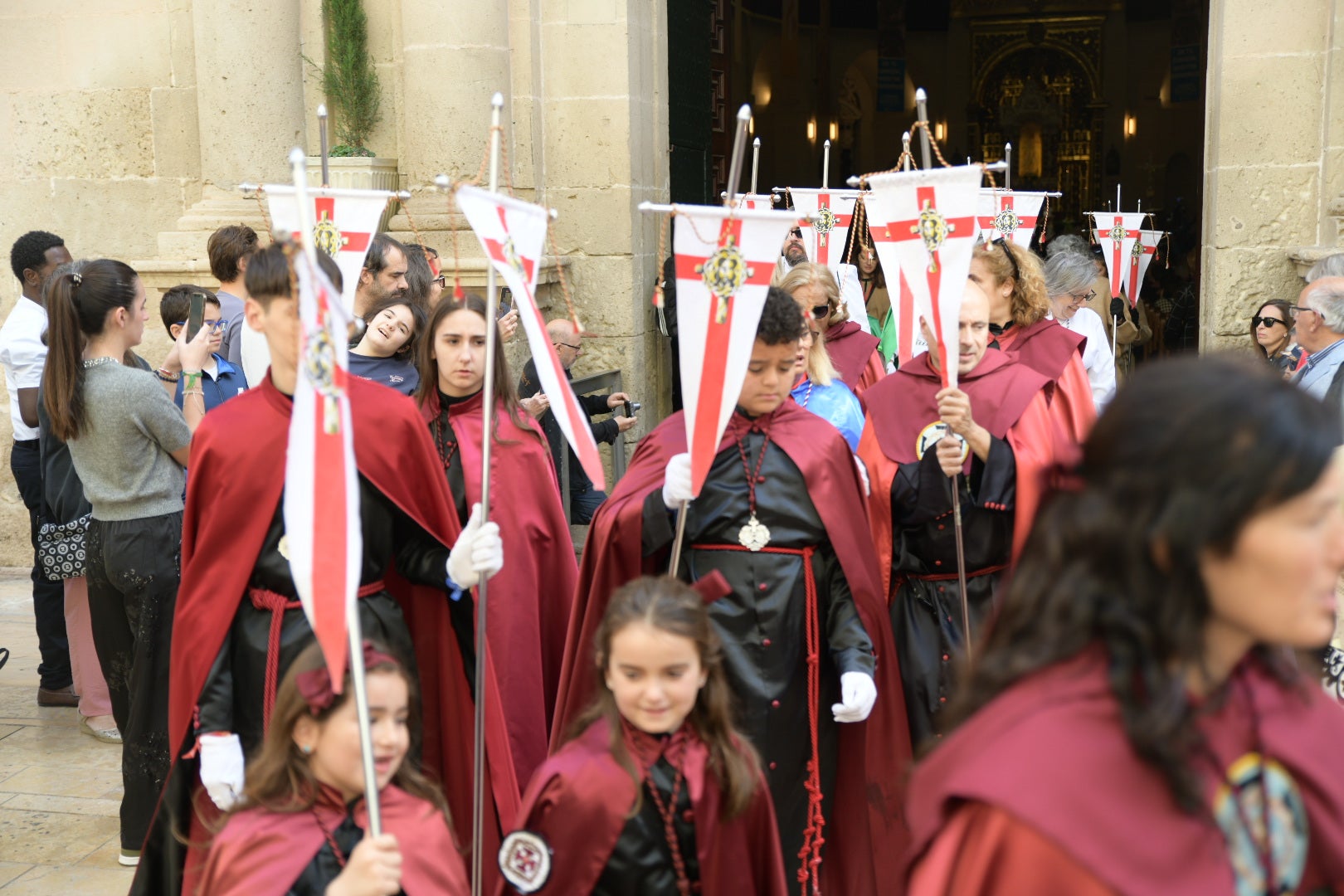 La Virgen de la Alegría y el Cristo Resucitado se encuentran en la plaza del Ayuntamiento de Alicante