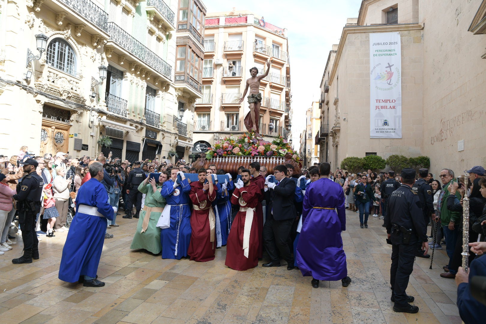 La Virgen de la Alegría y el Cristo Resucitado se encuentran en la plaza del Ayuntamiento de Alicante