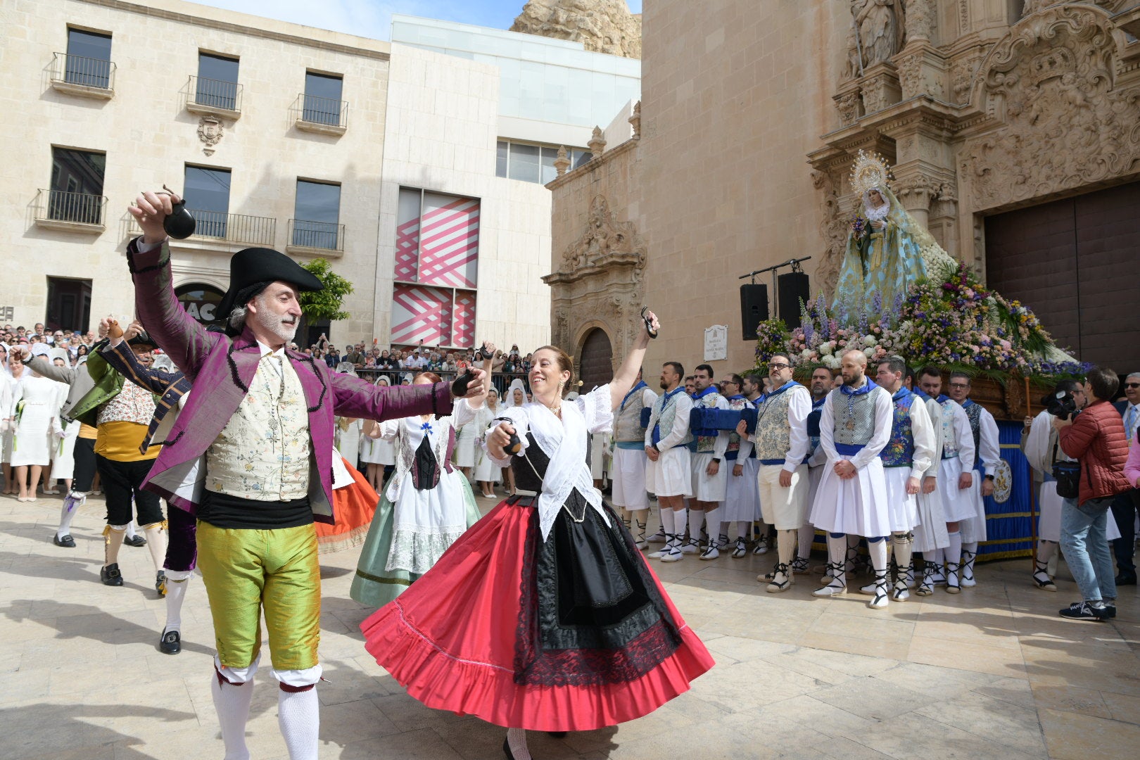 La Virgen de la Alegría y el Cristo Resucitado se encuentran en la plaza del Ayuntamiento de Alicante