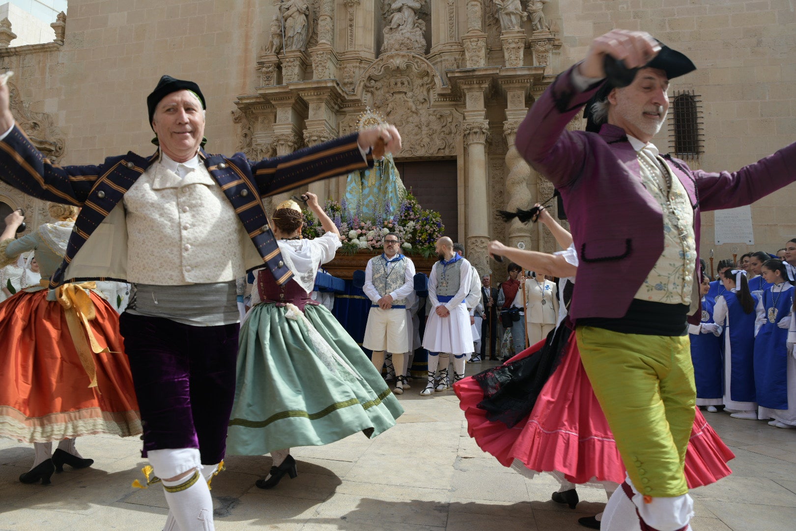 La Virgen de la Alegría y el Cristo Resucitado se encuentran en la plaza del Ayuntamiento de Alicante