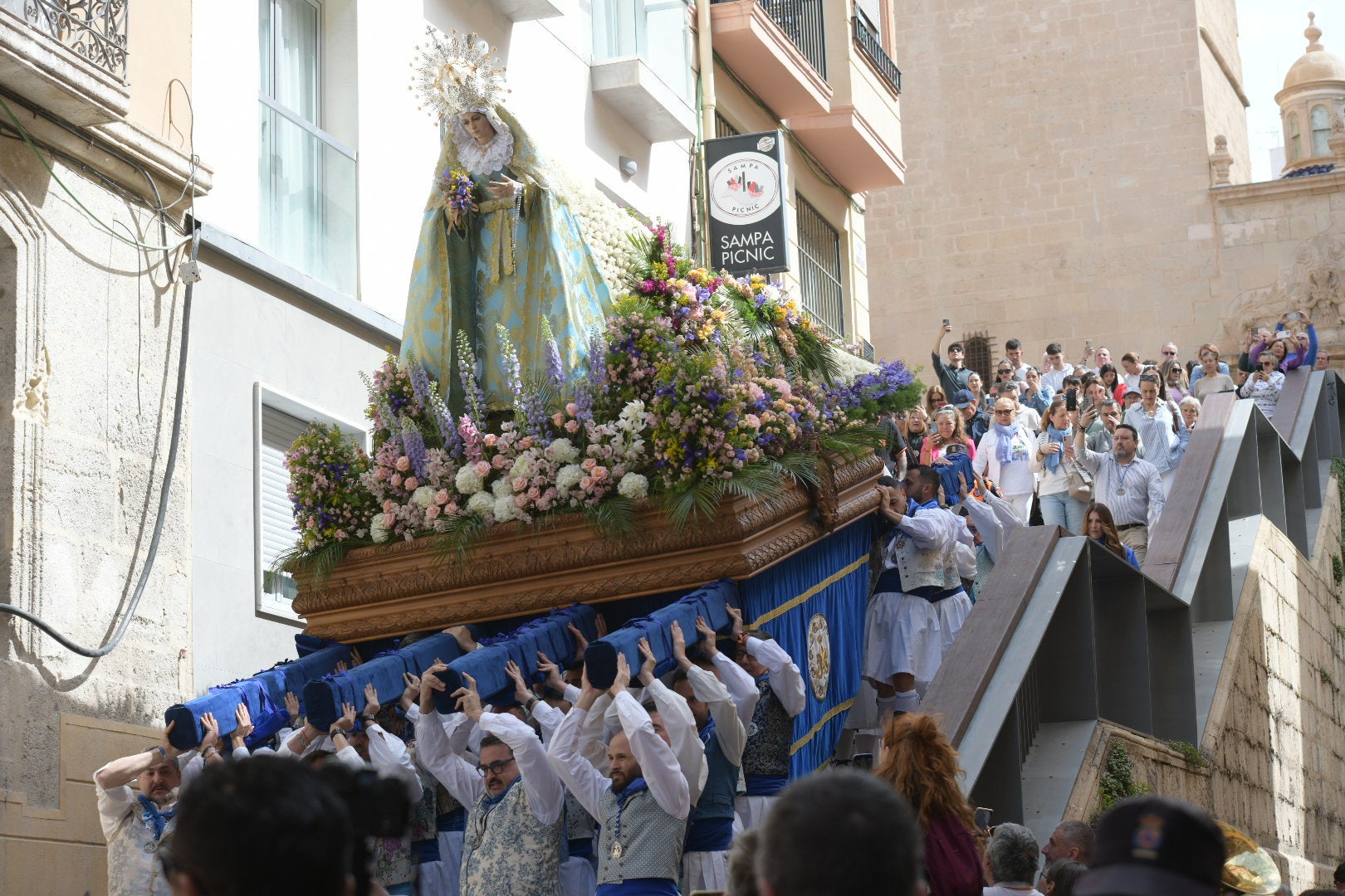 La Virgen de la Alegría y el Cristo Resucitado se encuentran en la plaza del Ayuntamiento de Alicante
