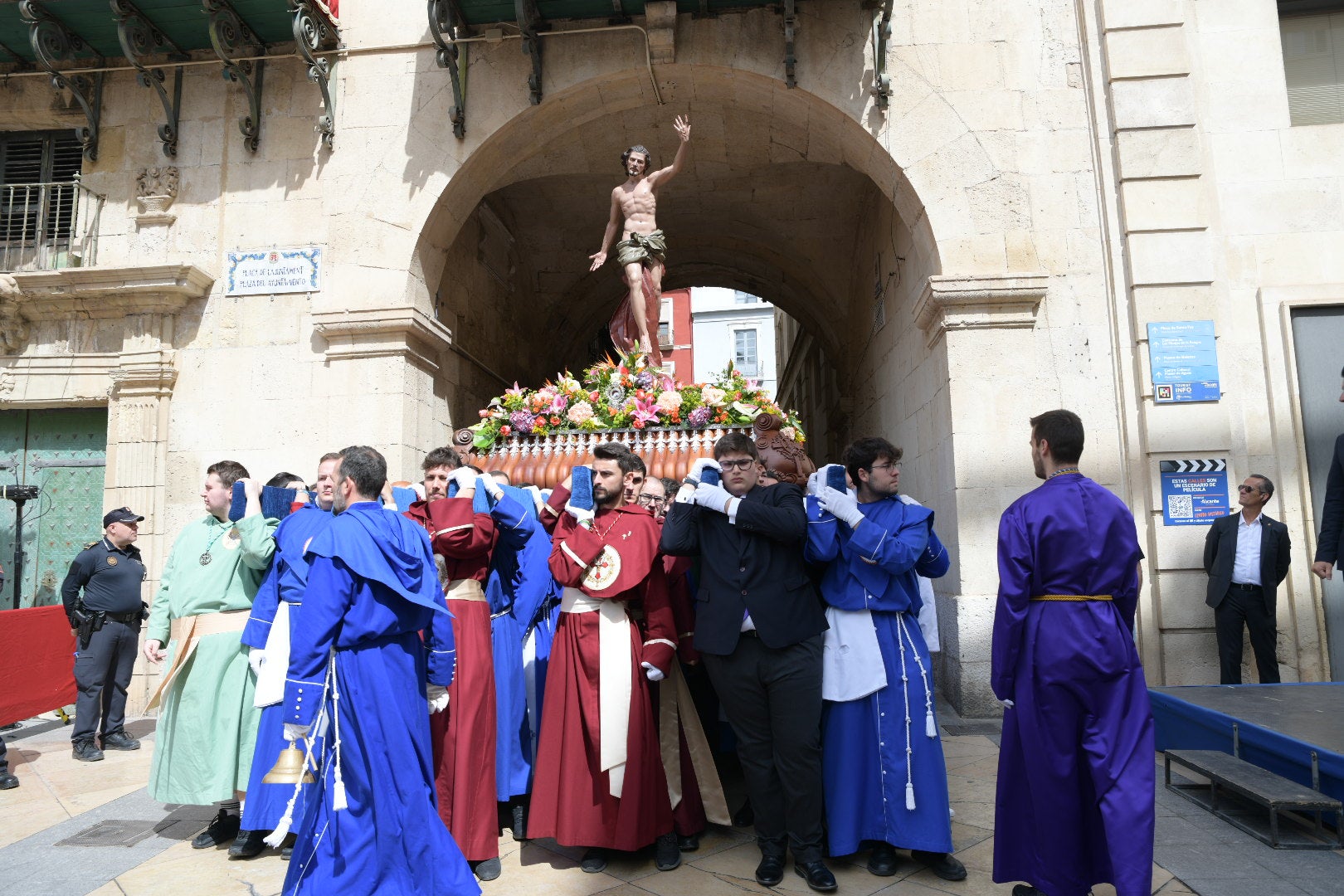 La Virgen de la Alegría y el Cristo Resucitado se encuentran en la plaza del Ayuntamiento de Alicante