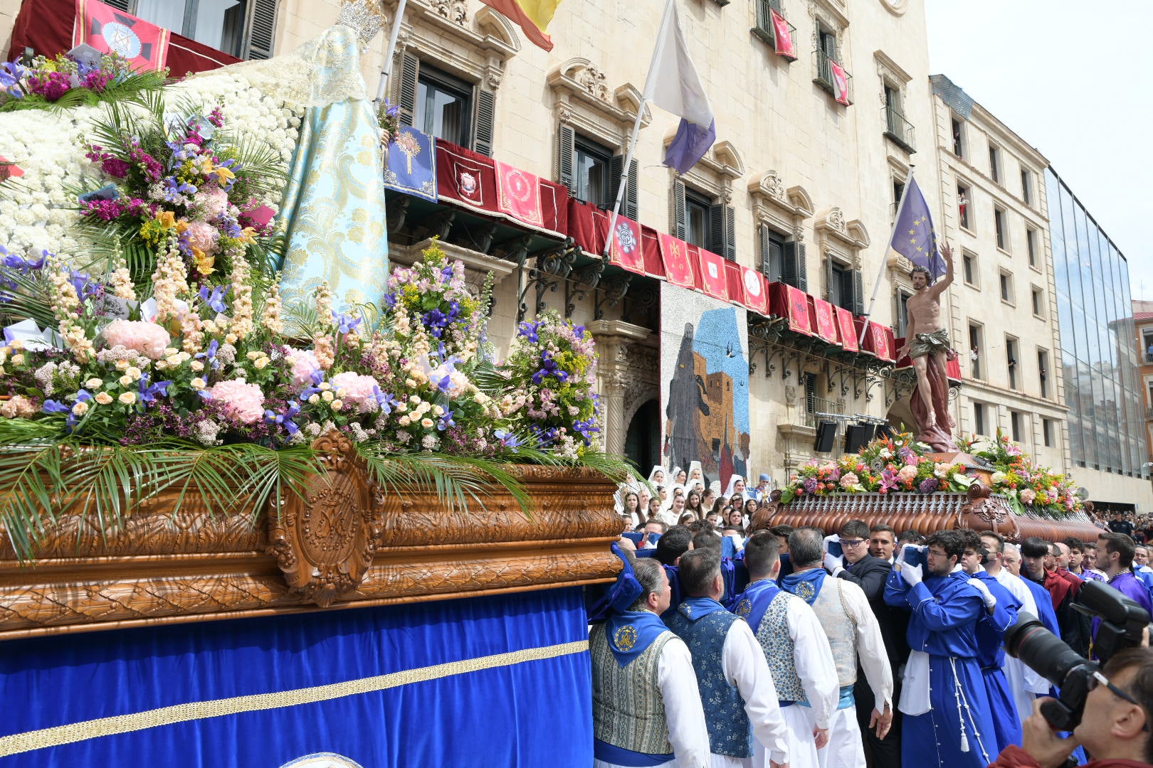 La Virgen de la Alegría y el Cristo Resucitado se encuentran en la plaza del Ayuntamiento de Alicante