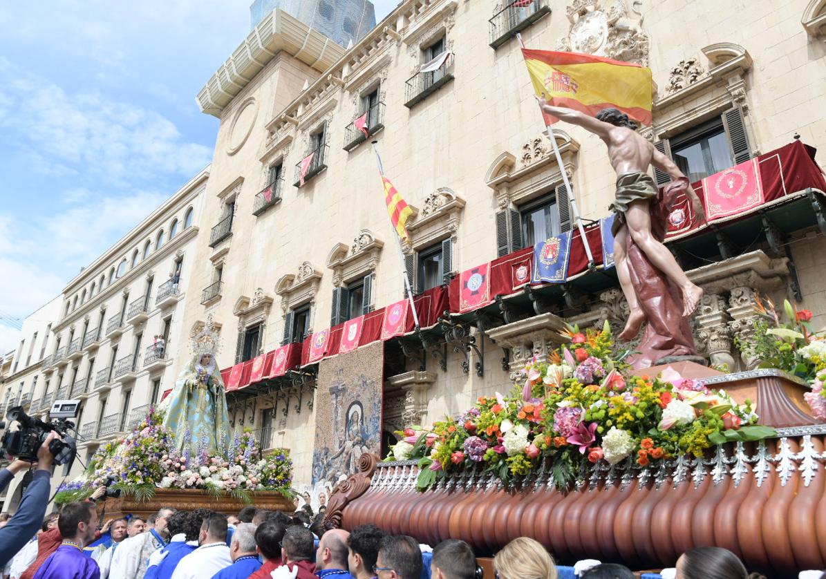 Imagen principal - La Virgen de la Alegría y el Cristo Resucitado se encuentran en la plaza del Ayuntamiento