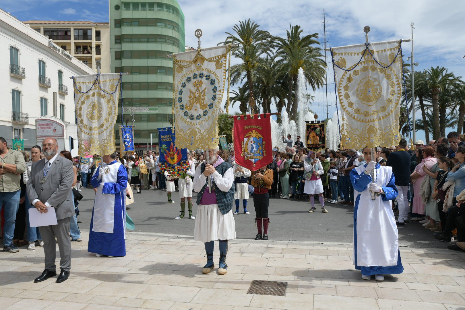 Las candidatas a bellea del foc escoltan a la Virgen de la Alegría
