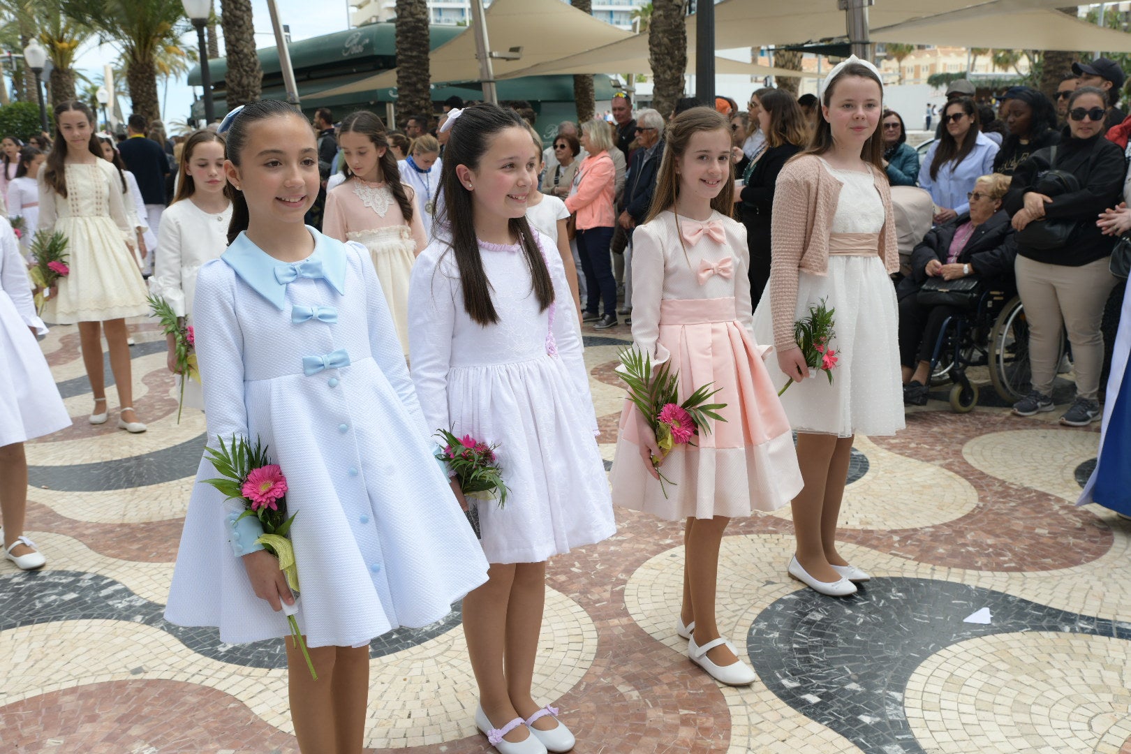 Las candidatas a bellea del foc escoltan a la Virgen de la Alegría