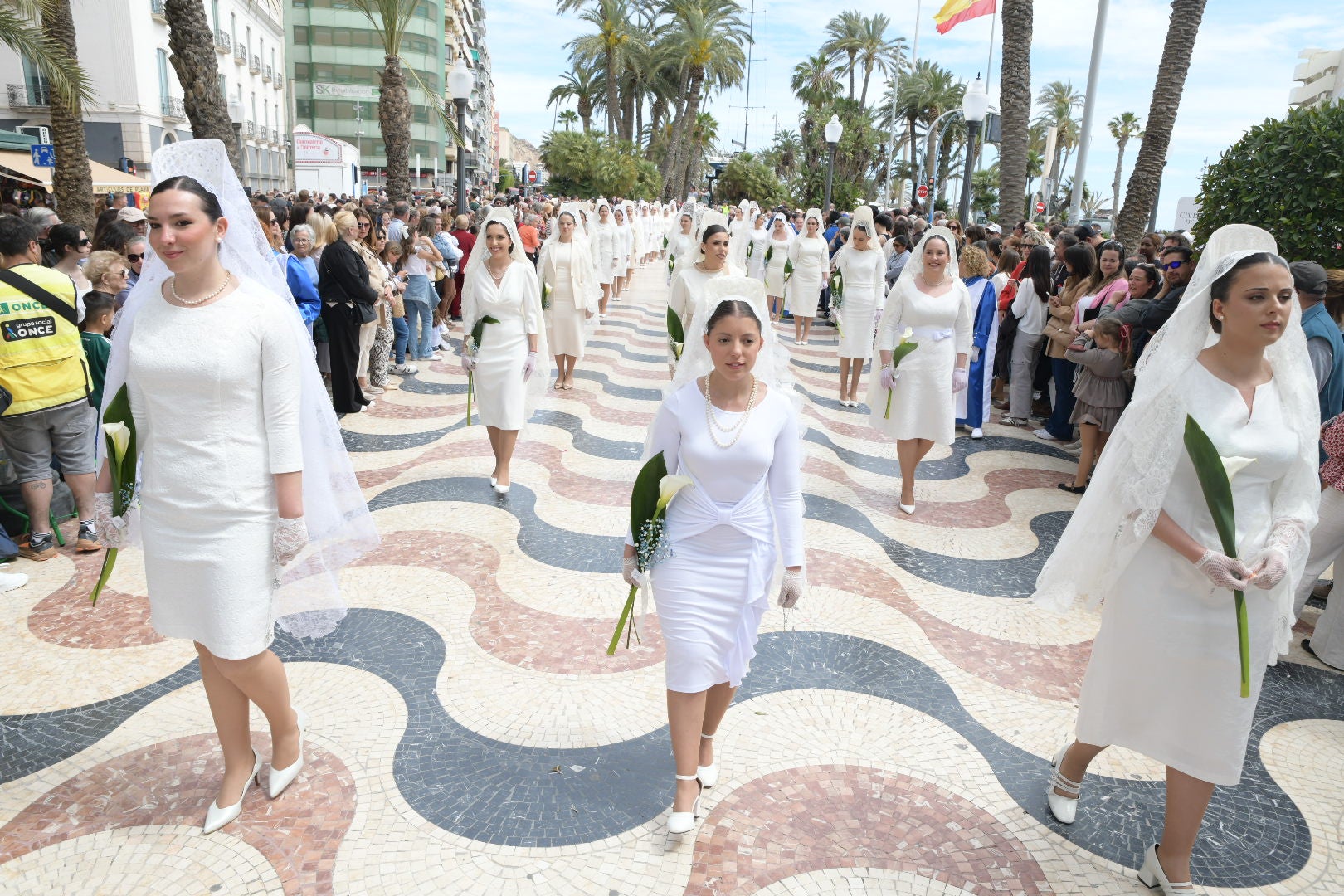 Las candidatas a bellea del foc escoltan a la Virgen de la Alegría