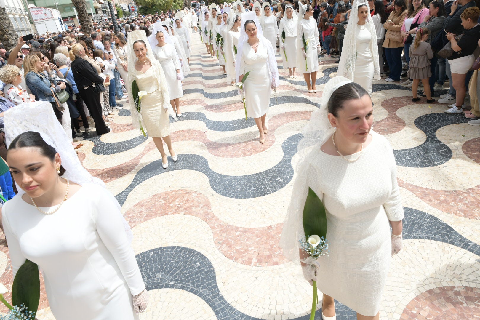 Las candidatas a bellea del foc escoltan a la Virgen de la Alegría