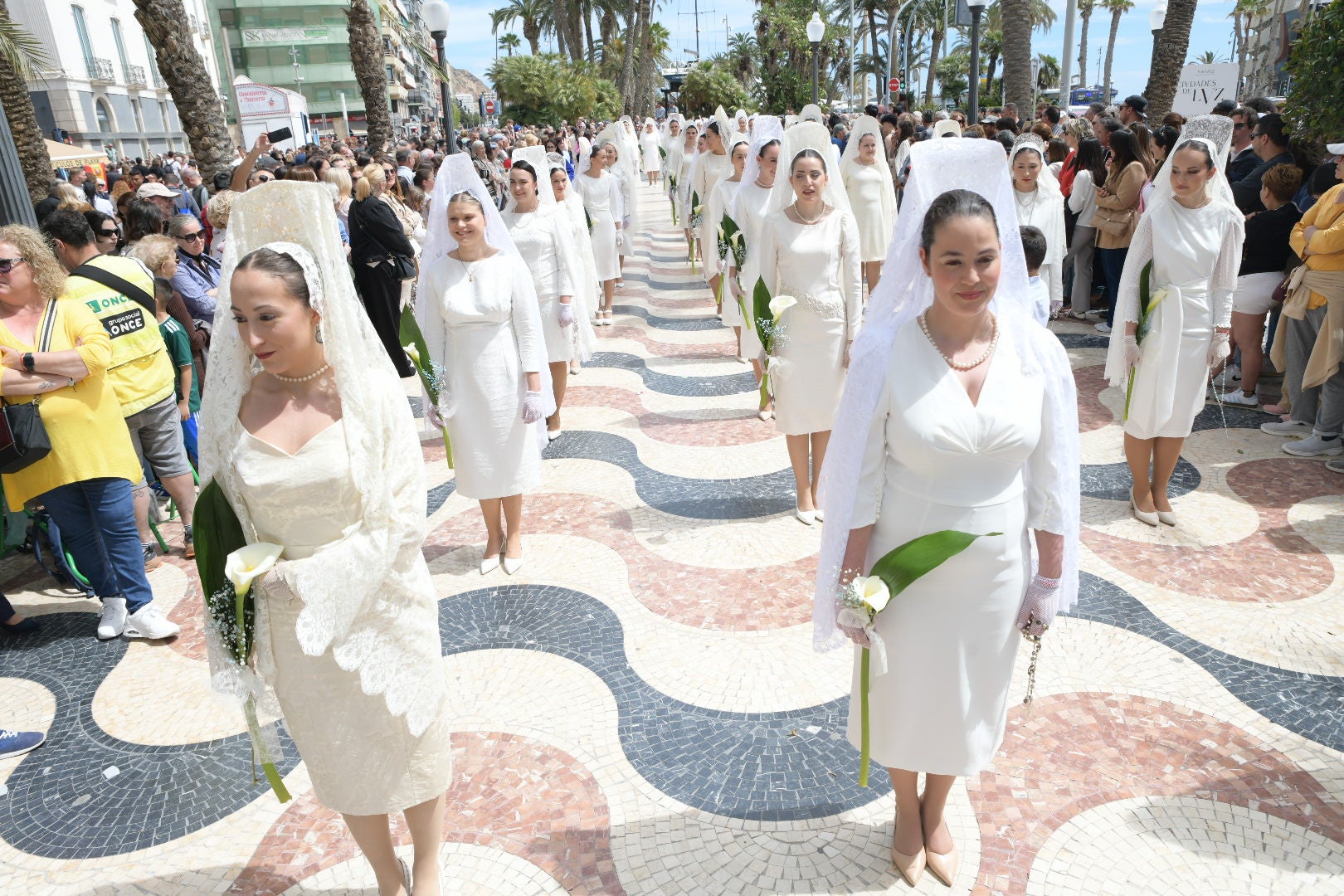 Las candidatas a bellea del foc escoltan a la Virgen de la Alegría