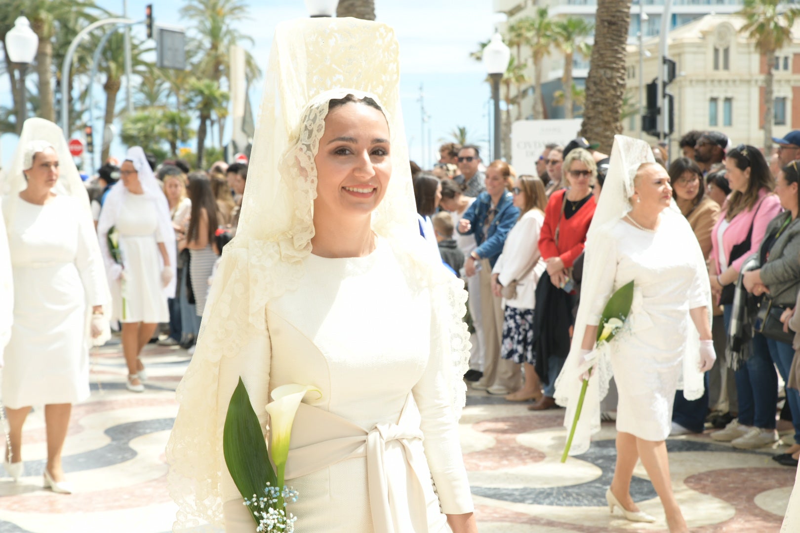 Las candidatas a bellea del foc escoltan a la Virgen de la Alegría