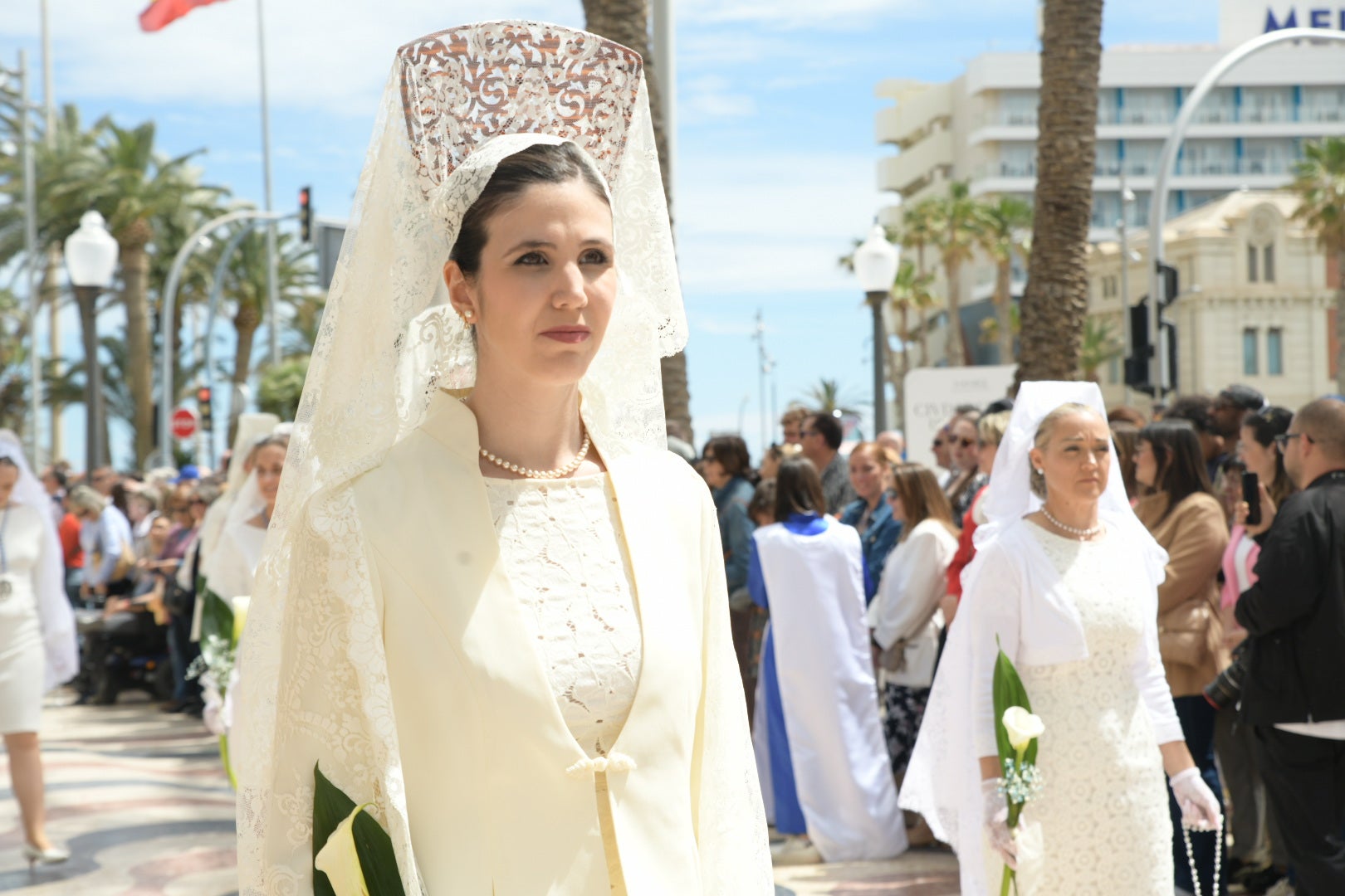 Las candidatas a bellea del foc escoltan a la Virgen de la Alegría