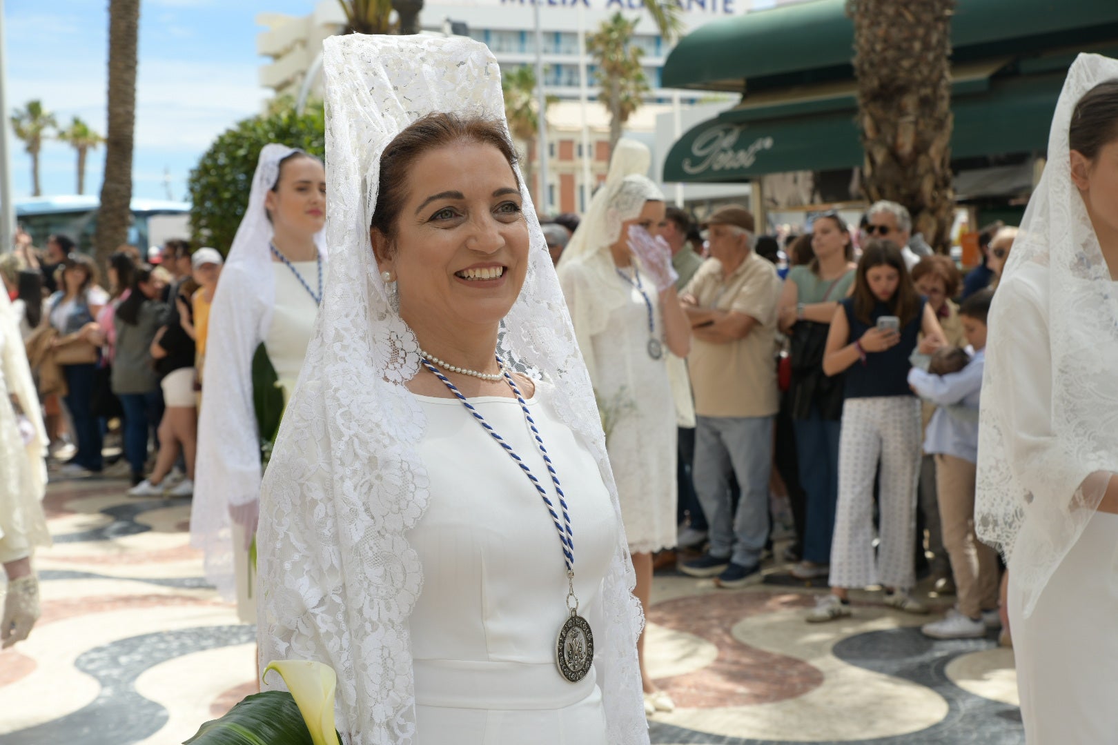 Las candidatas a bellea del foc escoltan a la Virgen de la Alegría