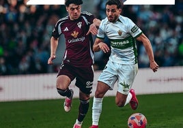 El jugador franjiverde Salinas conduce la pelota ante un rival del Albacete este domingo.