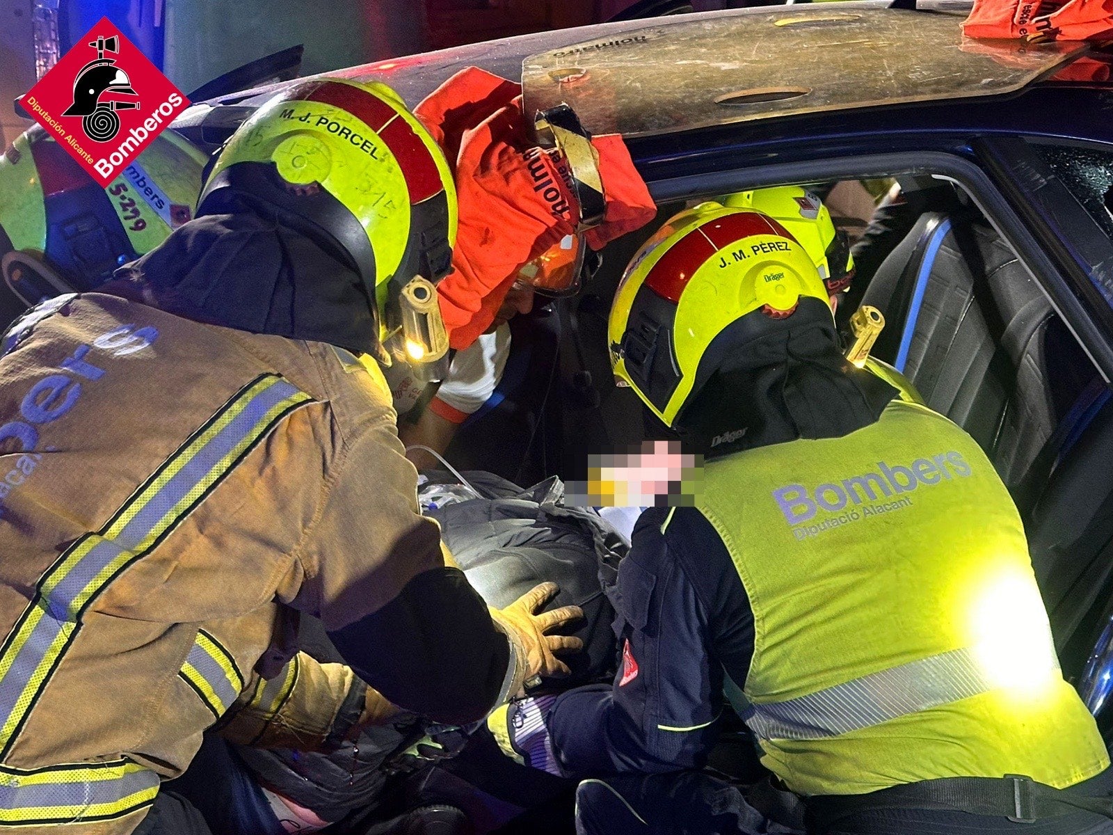 Los bomberos durante el rescate del herido.