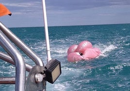 Imagen del hinchable sobre el que iba el rescatado.