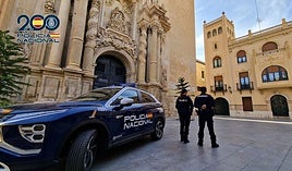 Una patrulla de la Policía Nacional en Elche.