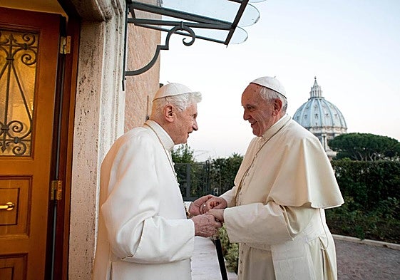 Un momento histórico con la transición del Papa Benedicto XVI con su sucesor, Francisco.