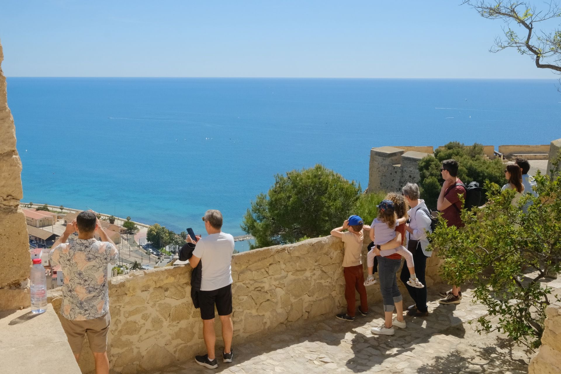 Alicantinos y turistas celebran la Pascua en el castillo de Santa Bárbara