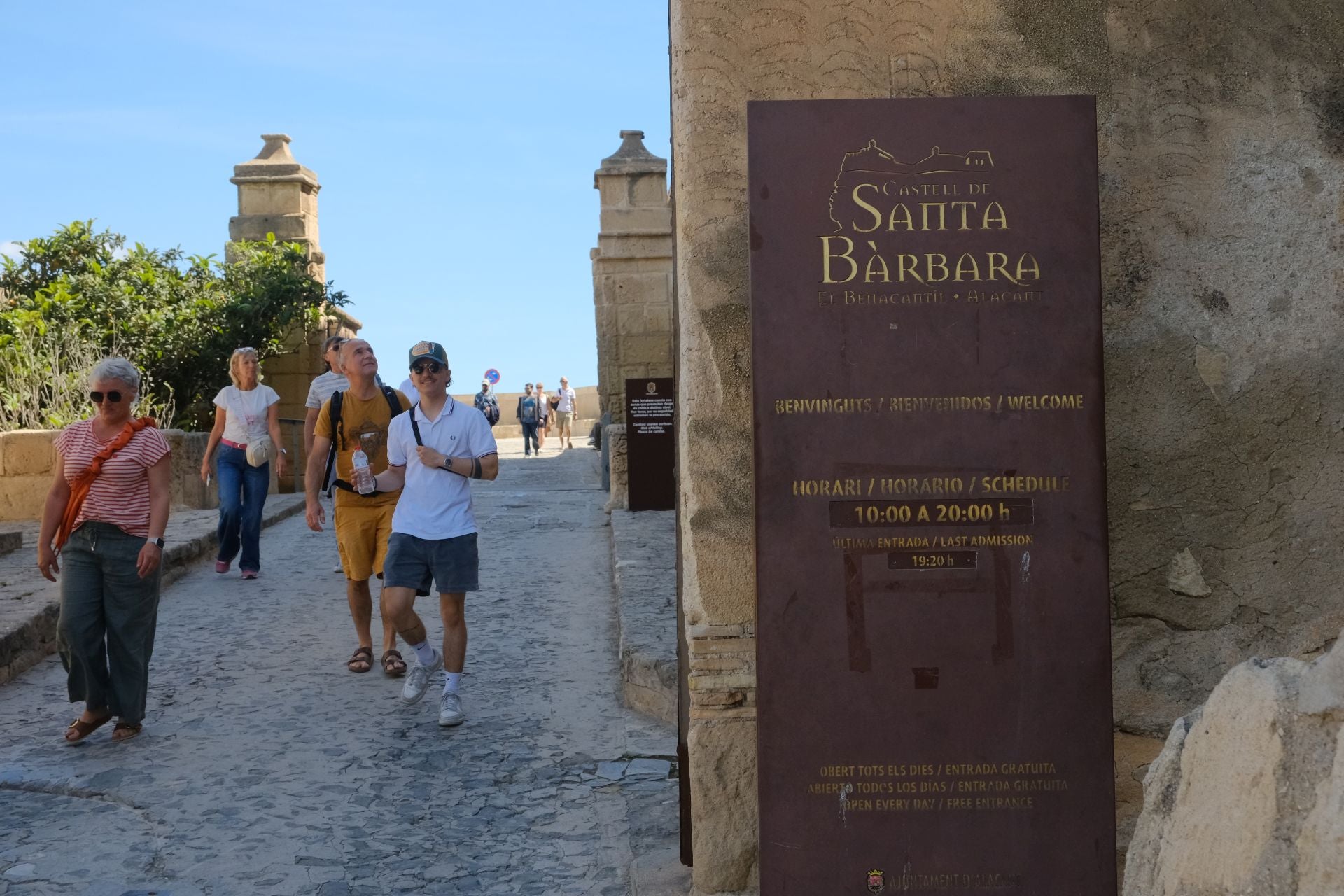 Alicantinos y turistas celebran la Pascua en el castillo de Santa Bárbara