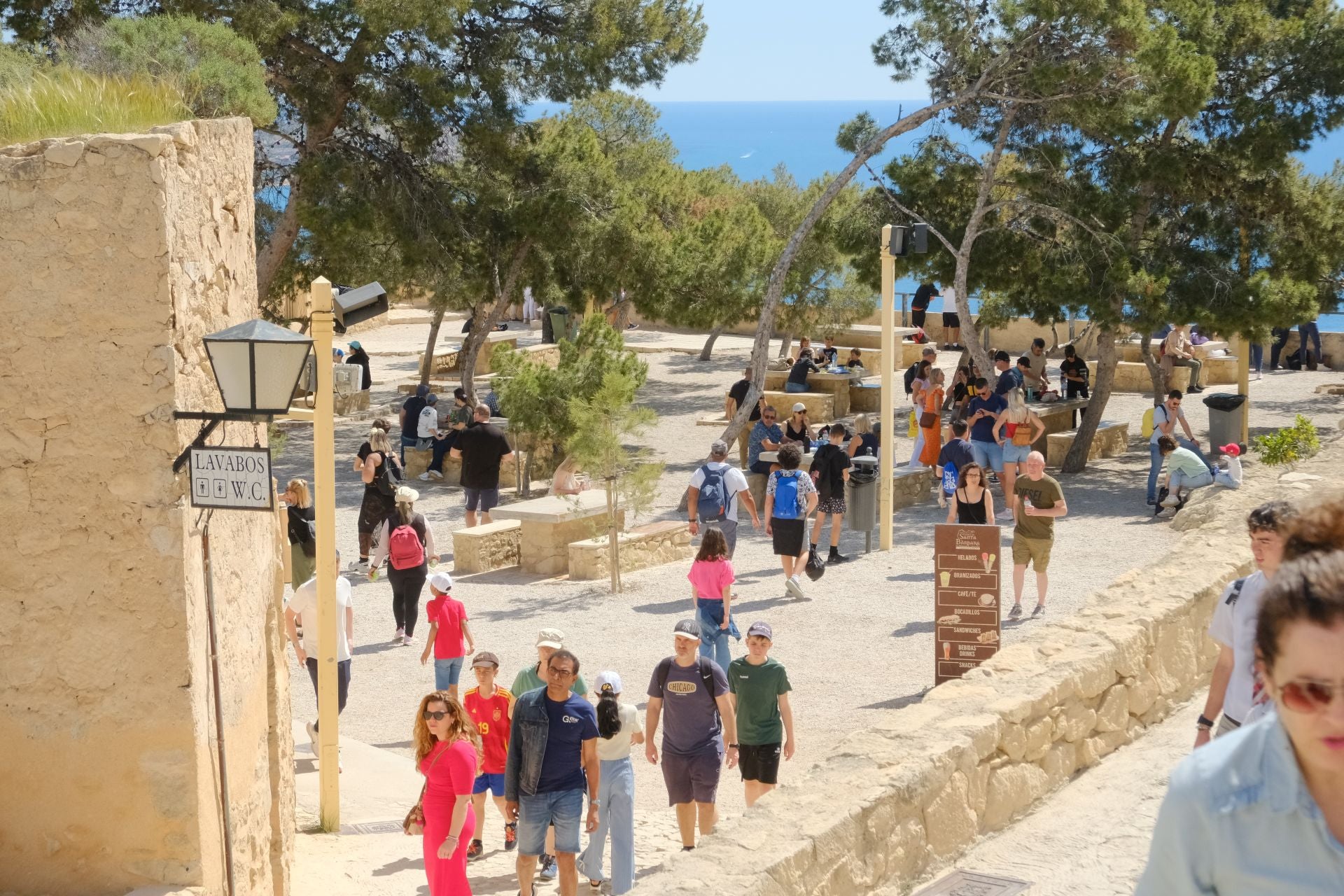 Alicantinos y turistas celebran la Pascua en el castillo de Santa Bárbara