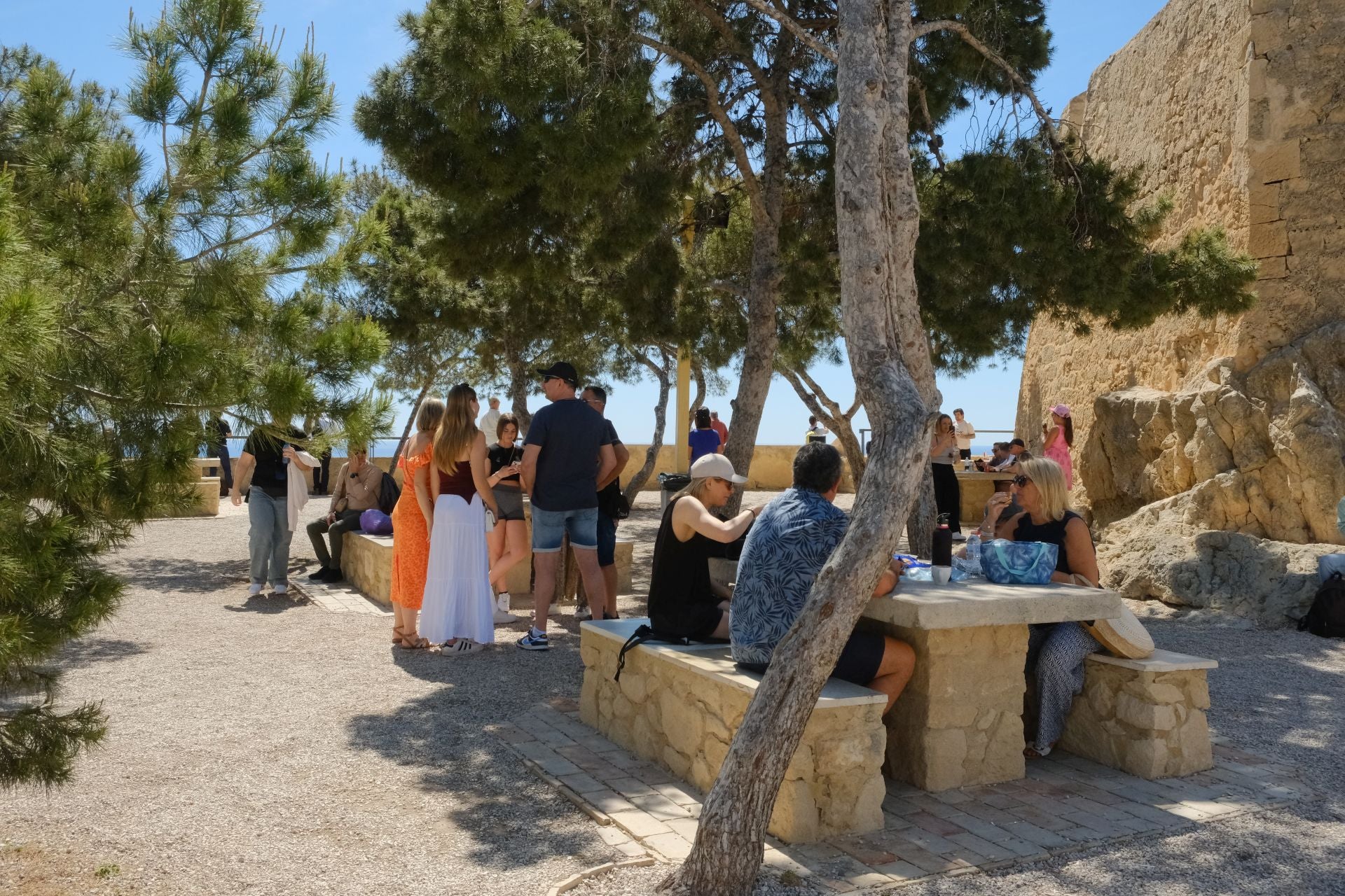 Alicantinos y turistas celebran la Pascua en el castillo de Santa Bárbara